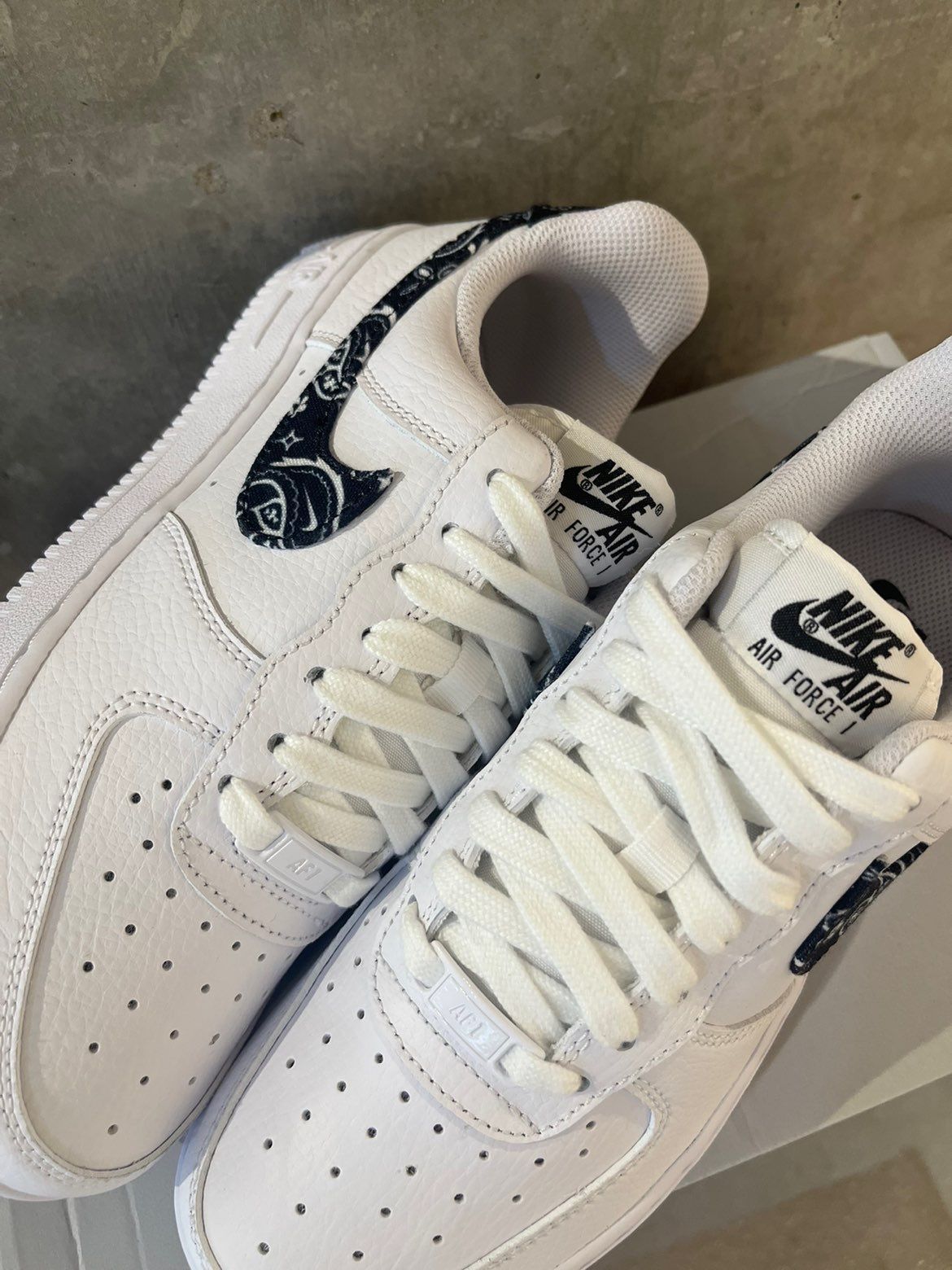 ナイキ ウィメンズ エアフォース1 ロー '07 エッセンシャル ブラック ペイズリー 男女兼用のスポーツシューズ ナイキ ウィメンズ エアフォース1 ロー '07 エッセンシャル ブラック ペイズリー 男女兼用のスポーツシューズ