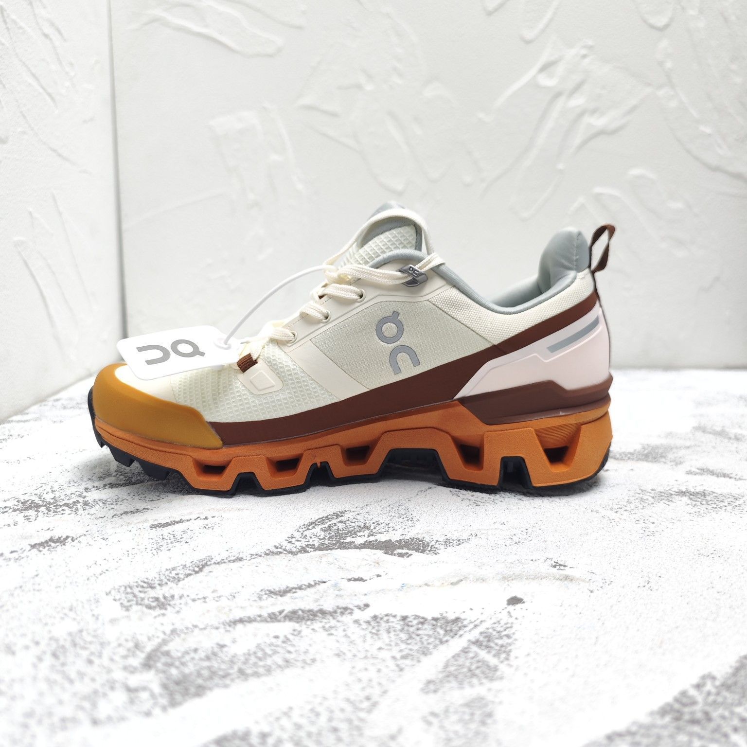 オン クラウドワンダー ウォータープルーフ On Cloudwander Waterproof ホワイト オレンジ　スニーカー　男女兼用 未使用