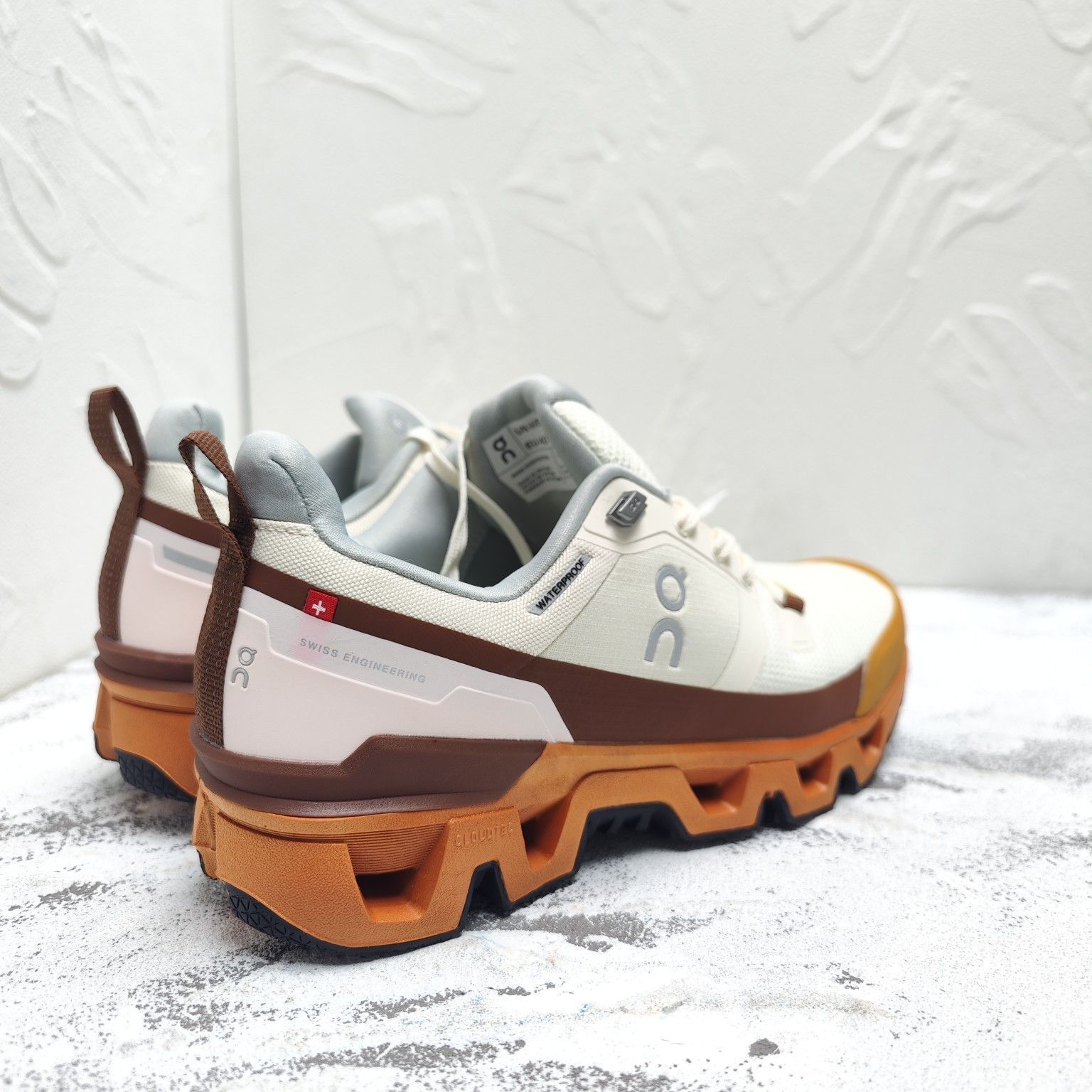 オン クラウドワンダー ウォータープルーフ On Cloudwander Waterproof ホワイト オレンジ　スニーカー　男女兼用 未使用