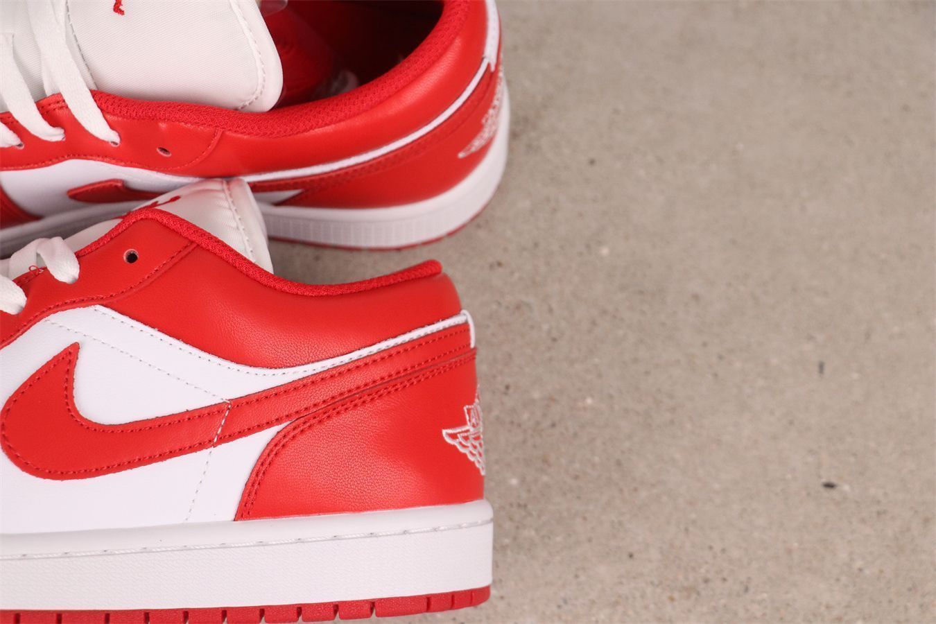【今日特価】Air Jordan 1 エアジョーダン 1 代 553558-166 ホワイトレッド 【今日特価】Air Jordan 1 エアジョーダン 1 代 553558-166 ホワイトレッド