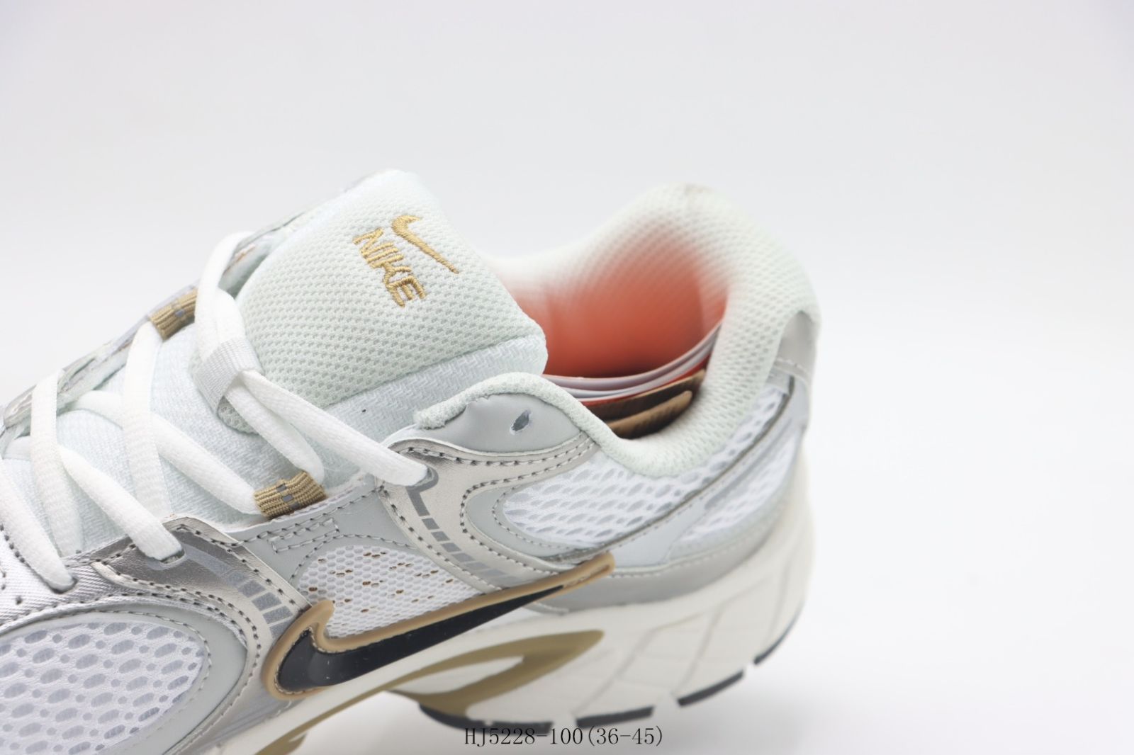 【今日特価】Nike ナイキ ランニングシューズ HJ5228-100 ホワイトブラックゴールド