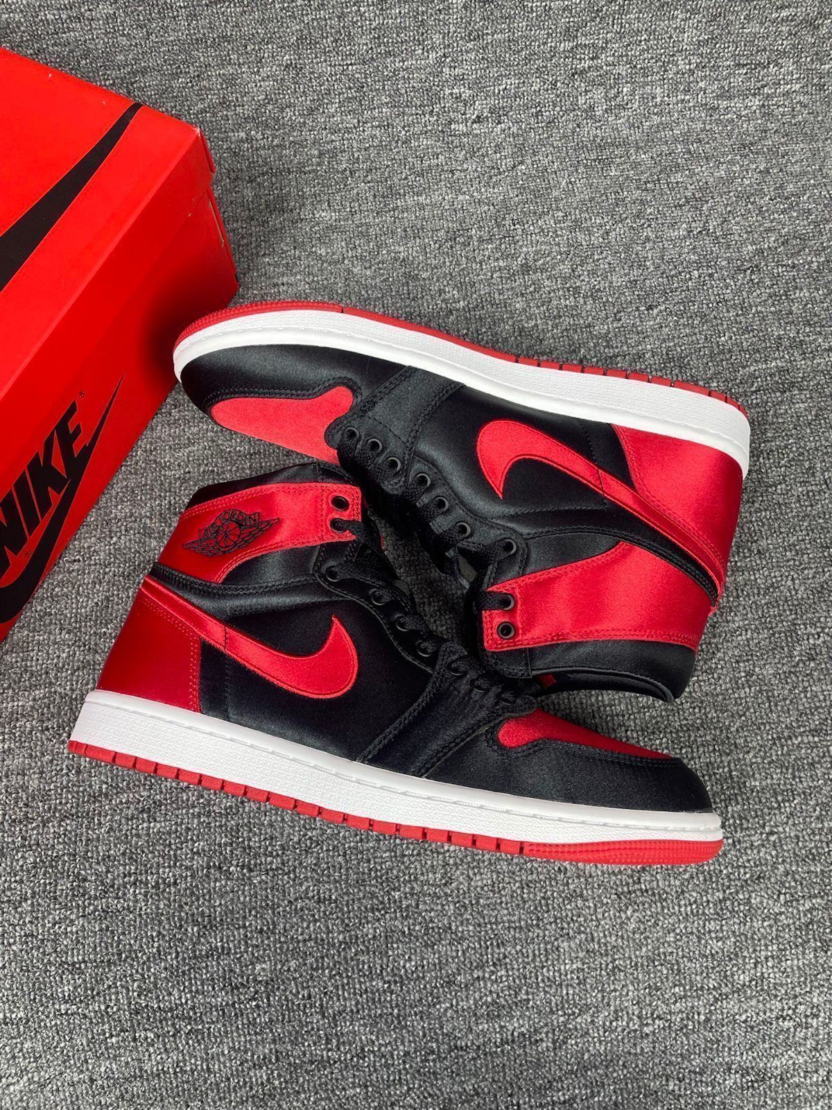 Nike WMNS Air Jordan 1 Retro High OG Satin Bred ナイキ ウィメンズ エアジョーダン1 レトロ ハイ OG サテンブレッドFD4810-061｜本日限定特価｜新品未使用