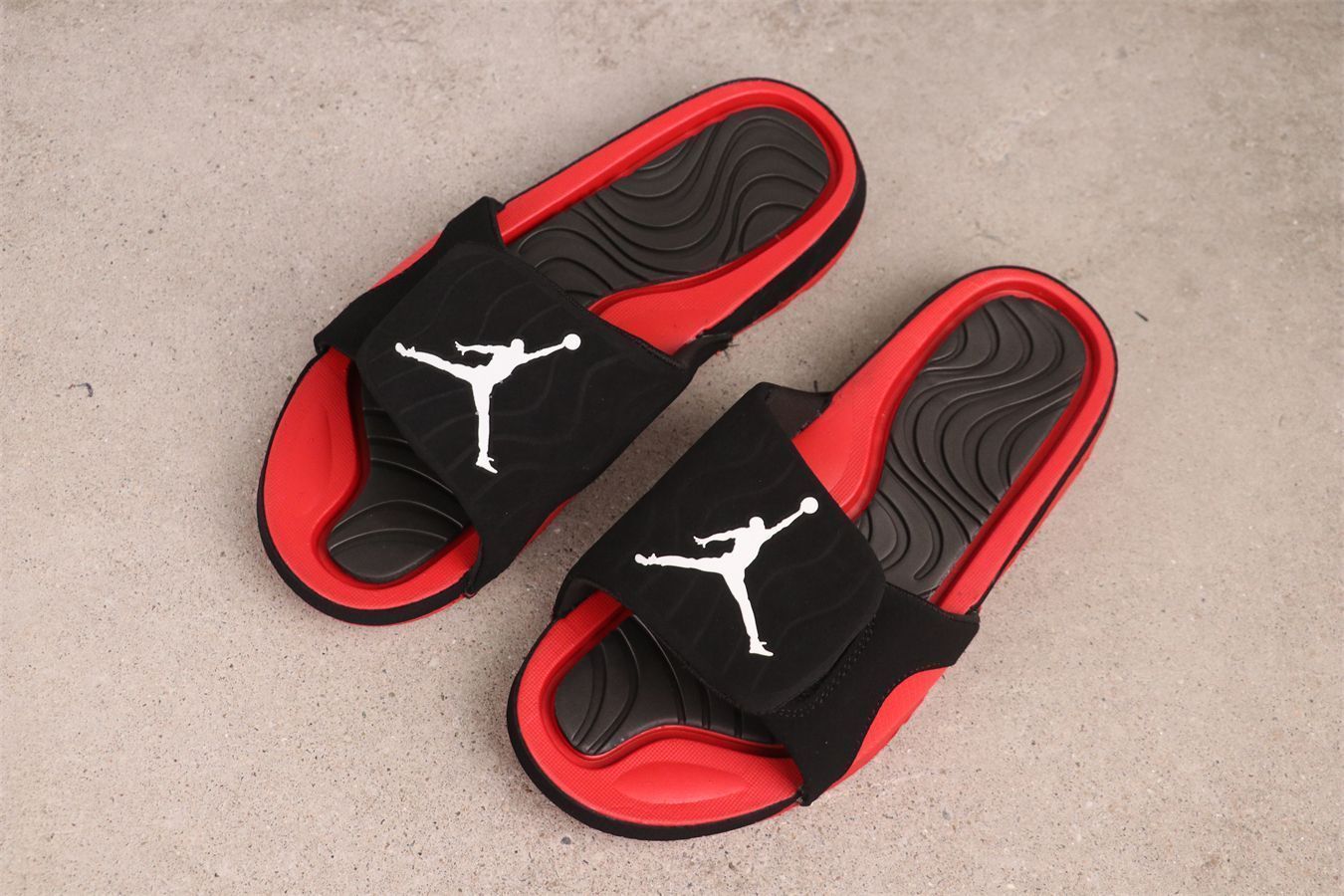 【今日特価】Air Jordan 4 エアジョーダン 4 代 705163-601 ブラックレッド スリッパ