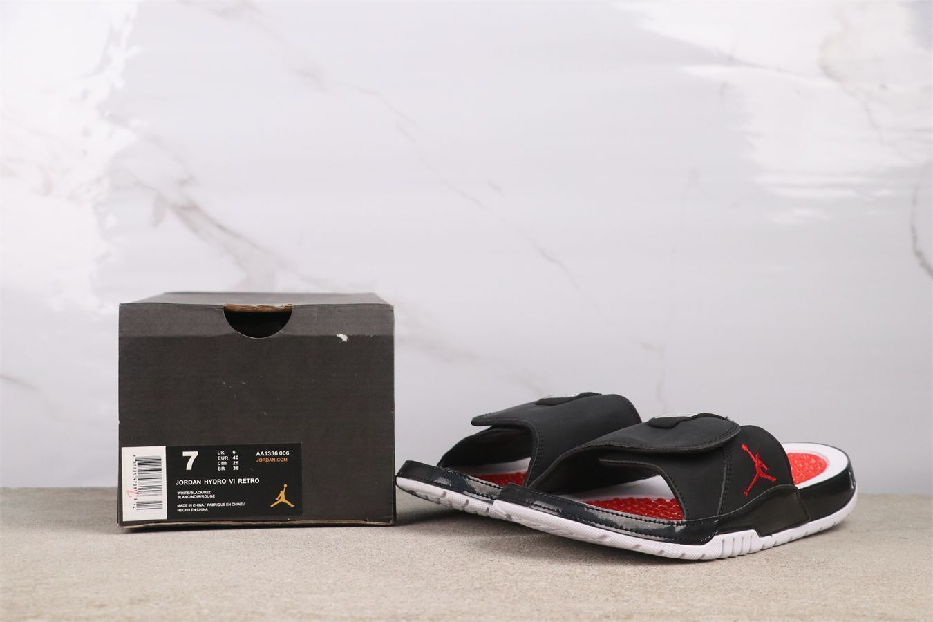 【今日特価】Air Jordan AA1336-006 ブラックレッド スリッパ 【今日特価】Air Jordan AA1336-006 ブラックレッド スリッパ
