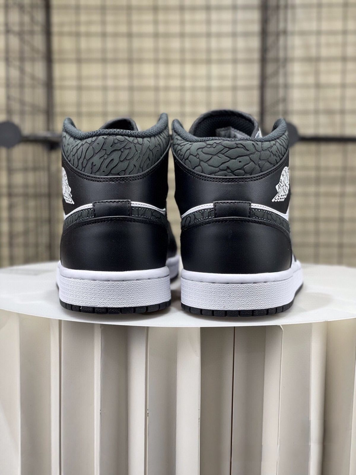 お値下げしました??即購入?? Nike Air Jordan 1 Mid 箱付 男女兼用 【並行輸入】ジョーダン お値下げしました??即購入?? Nike Air Jordan 1 Mid 箱付 男女兼用 【並行輸入】ジョーダン