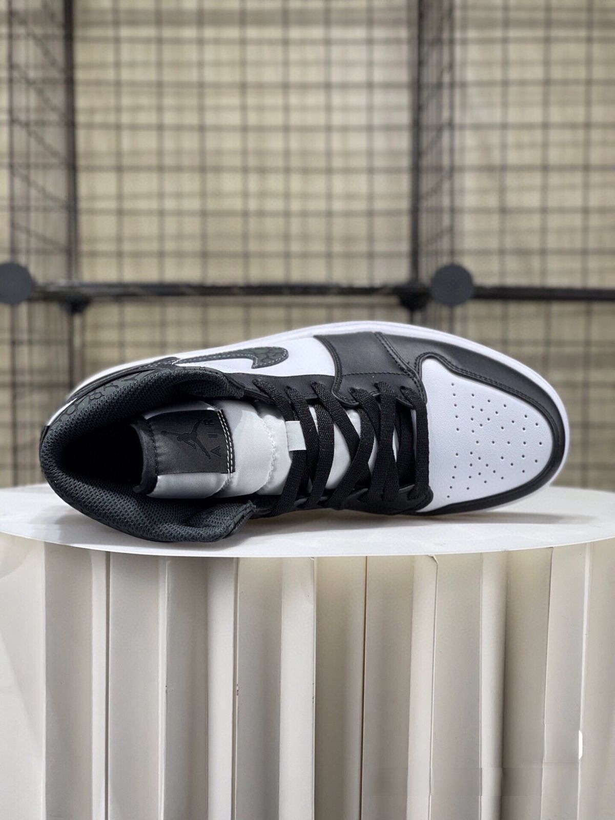 お値下げしました??即購入?? Nike Air Jordan 1 Mid 箱付 男女兼用 【並行輸入】ジョーダン お値下げしました??即購入?? Nike Air Jordan 1 Mid 箱付 男女兼用 【並行輸入】ジョーダン