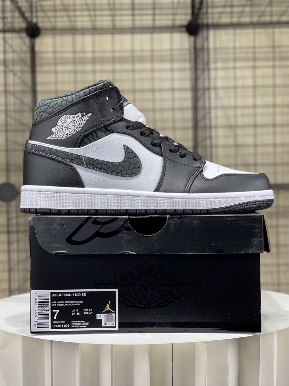 お値下げしました??即購入?? Nike Air Jordan 1 Mid 箱付 男女兼用 【並行輸入】ジョーダン お値下げしました??即購入?? Nike Air Jordan 1 Mid 箱付 男女兼用 【並行輸入】ジョーダン