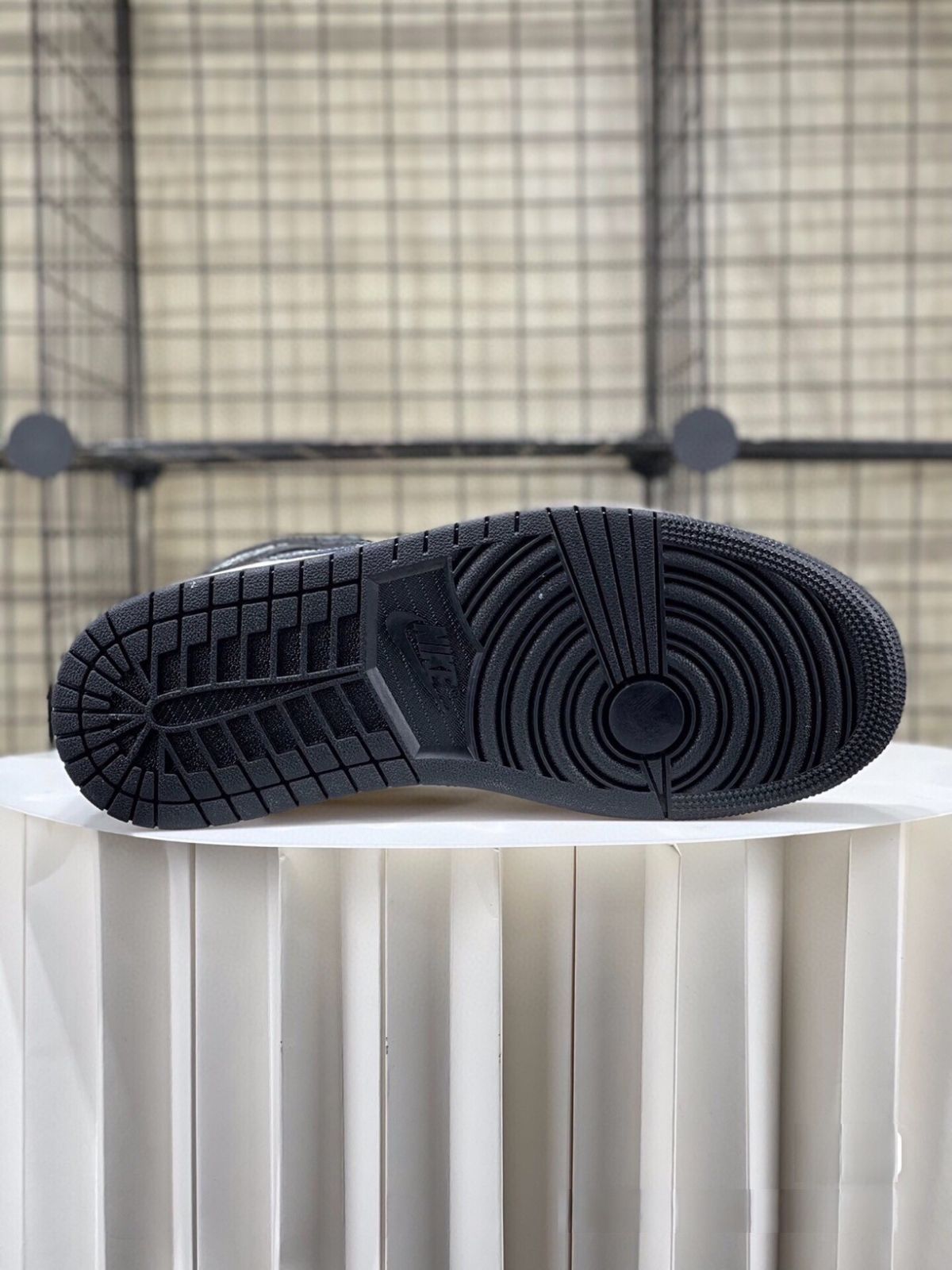 お値下げしました??即購入?? Nike Air Jordan 1 Mid 箱付 男女兼用 【並行輸入】ジョーダン お値下げしました??即購入?? Nike Air Jordan 1 Mid 箱付 男女兼用 【並行輸入】ジョーダン
