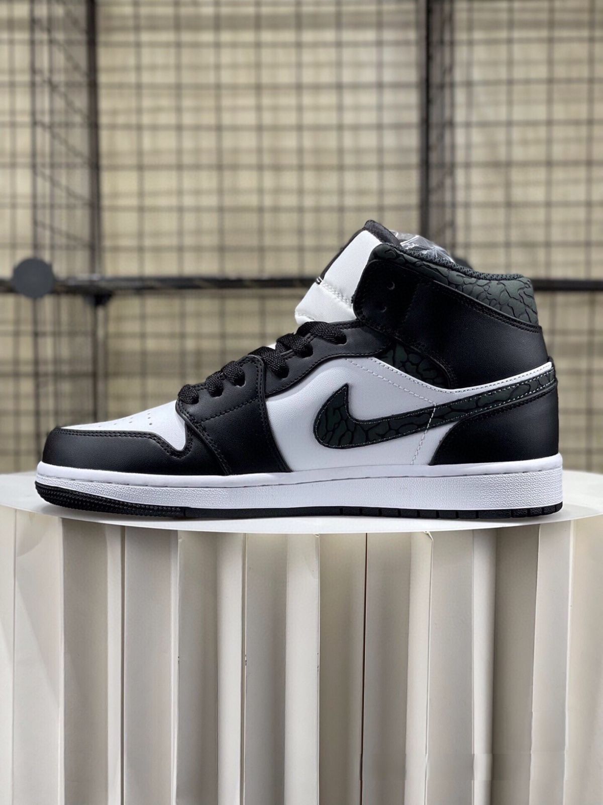 お値下げしました??即購入?? Nike Air Jordan 1 Mid 箱付 男女兼用 【並行輸入】ジョーダン お値下げしました??即購入?? Nike Air Jordan 1 Mid 箱付 男女兼用 【並行輸入】ジョーダン