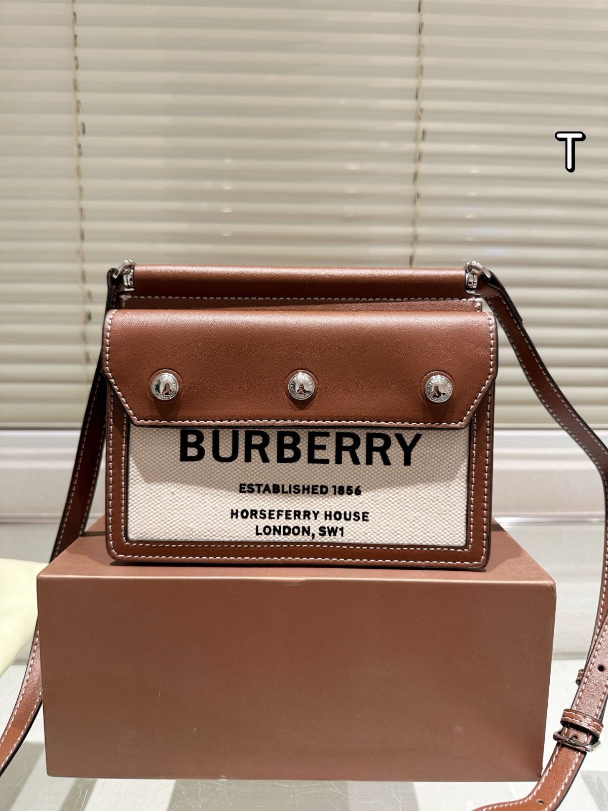 【今日特価】Burberry 斜?バッグ アウトム エディション 【今日特価】Burberry 斜?バッグ アウトム エディション