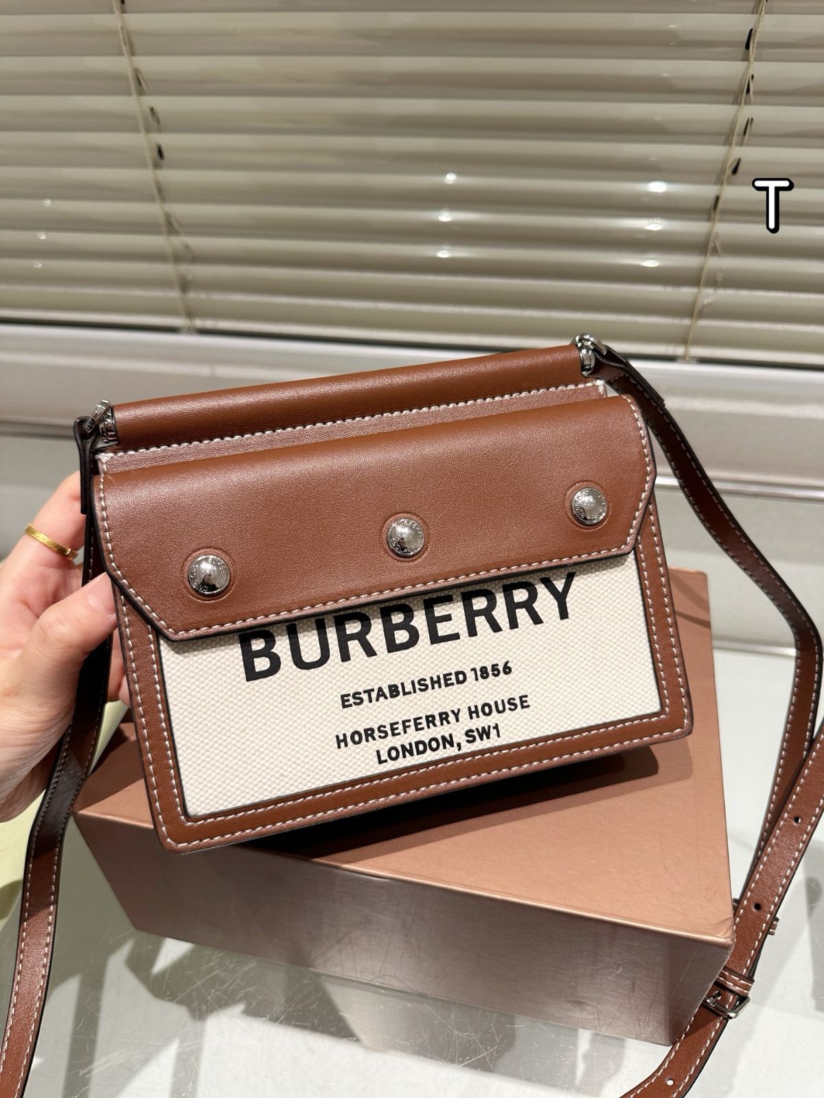 【今日特価】Burberry 斜?バッグ アウトム エディション 【今日特価】Burberry 斜?バッグ アウトム エディション