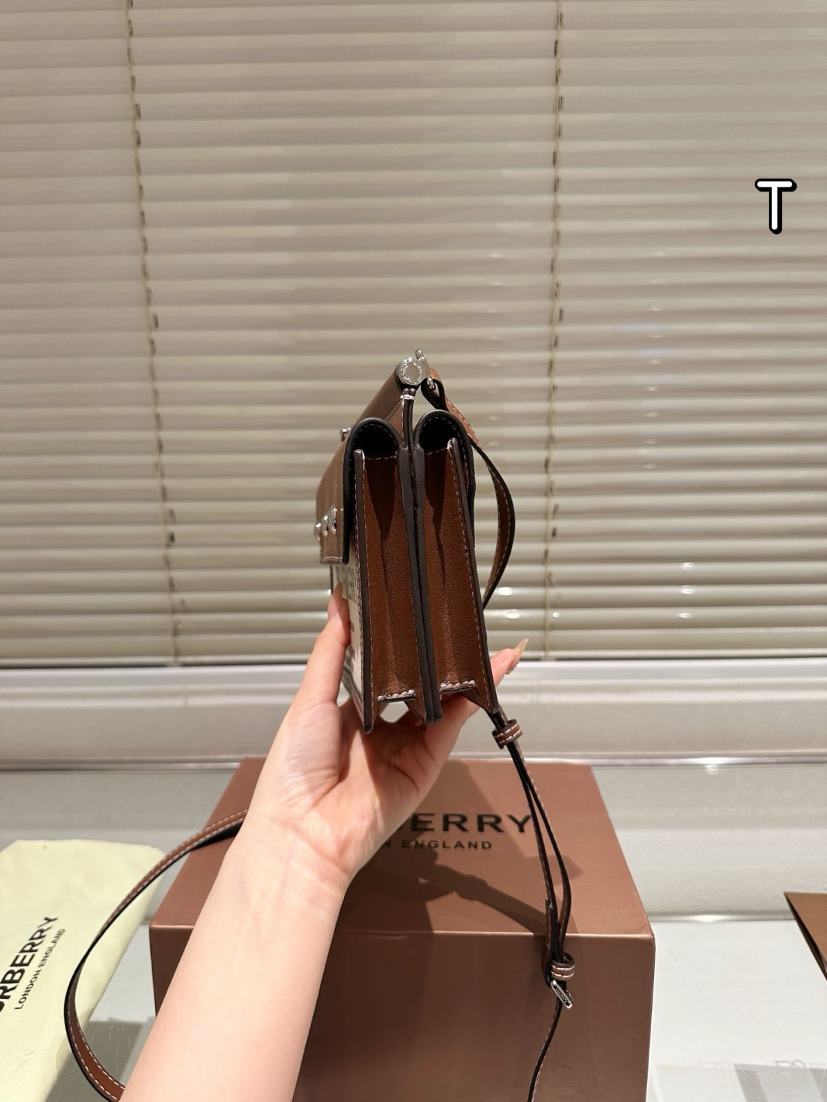 【今日特価】Burberry 斜?バッグ アウトム エディション 【今日特価】Burberry 斜?バッグ アウトム エディション