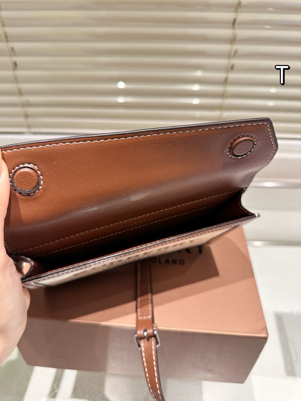 【今日特価】Burberry 斜?バッグ アウトム エディション 【今日特価】Burberry 斜?バッグ アウトム エディション
