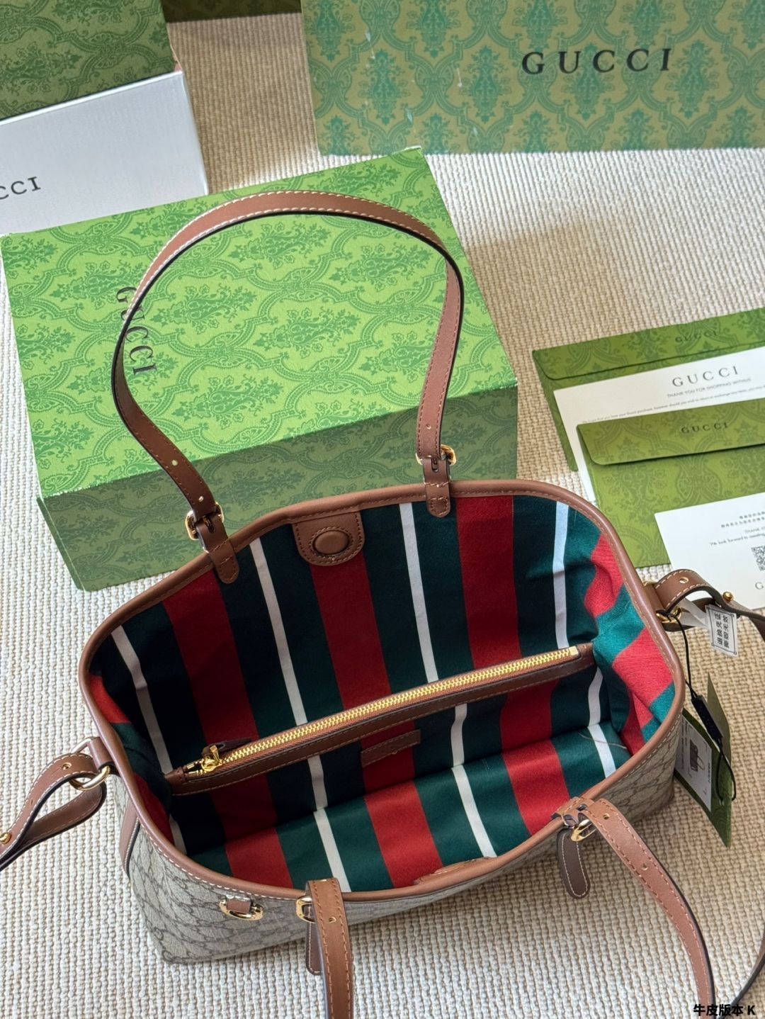 【今日特価】Gucci Emblem ニューアイテム ショッピングバッグ / トートバッグ - GG× ストライプ コンビネーション 【今日特価】Gucci Emblem ニューアイテム ショッピングバッグ / トートバッグ - GG× ストライプ コンビネーション