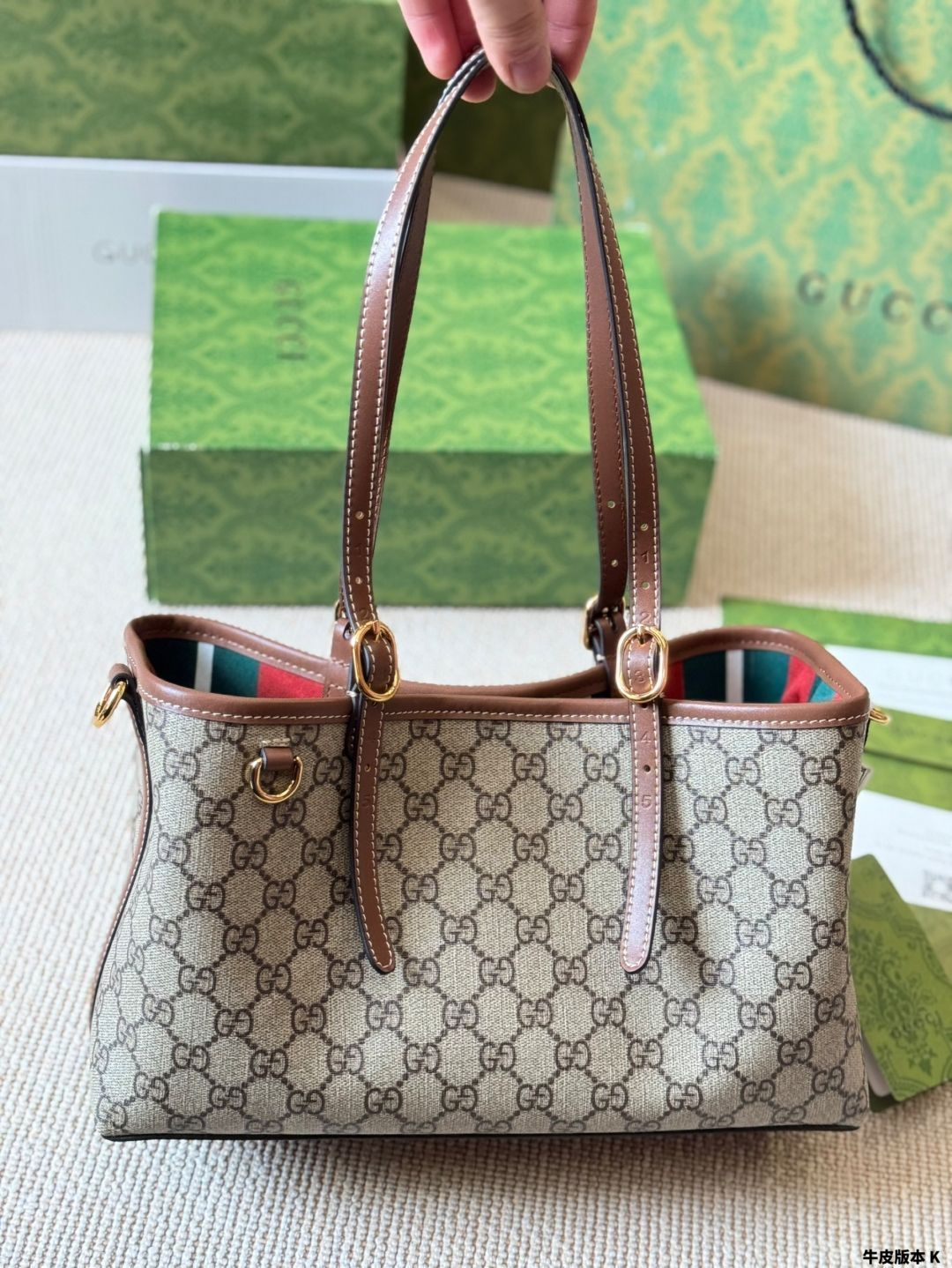 【今日特価】Gucci Emblem ニューアイテム ショッピングバッグ / トートバッグ - GG× ストライプ コンビネーション 【今日特価】Gucci Emblem ニューアイテム ショッピングバッグ / トートバッグ - GG× ストライプ コンビネーション