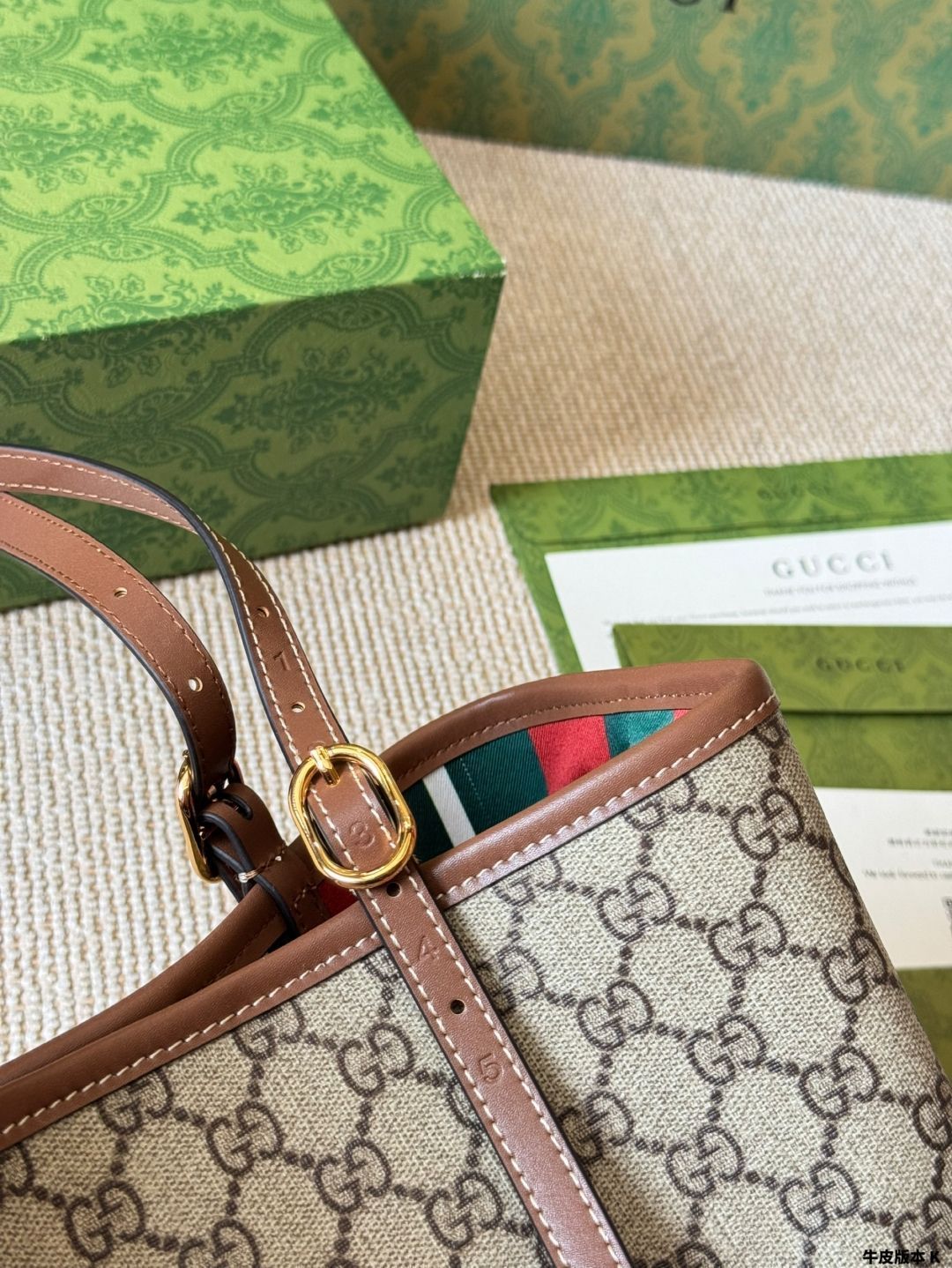 【今日特価】Gucci Emblem ニューアイテム ショッピングバッグ / トートバッグ - GG× ストライプ コンビネーション 【今日特価】Gucci Emblem ニューアイテム ショッピングバッグ / トートバッグ - GG× ストライプ コンビネーション