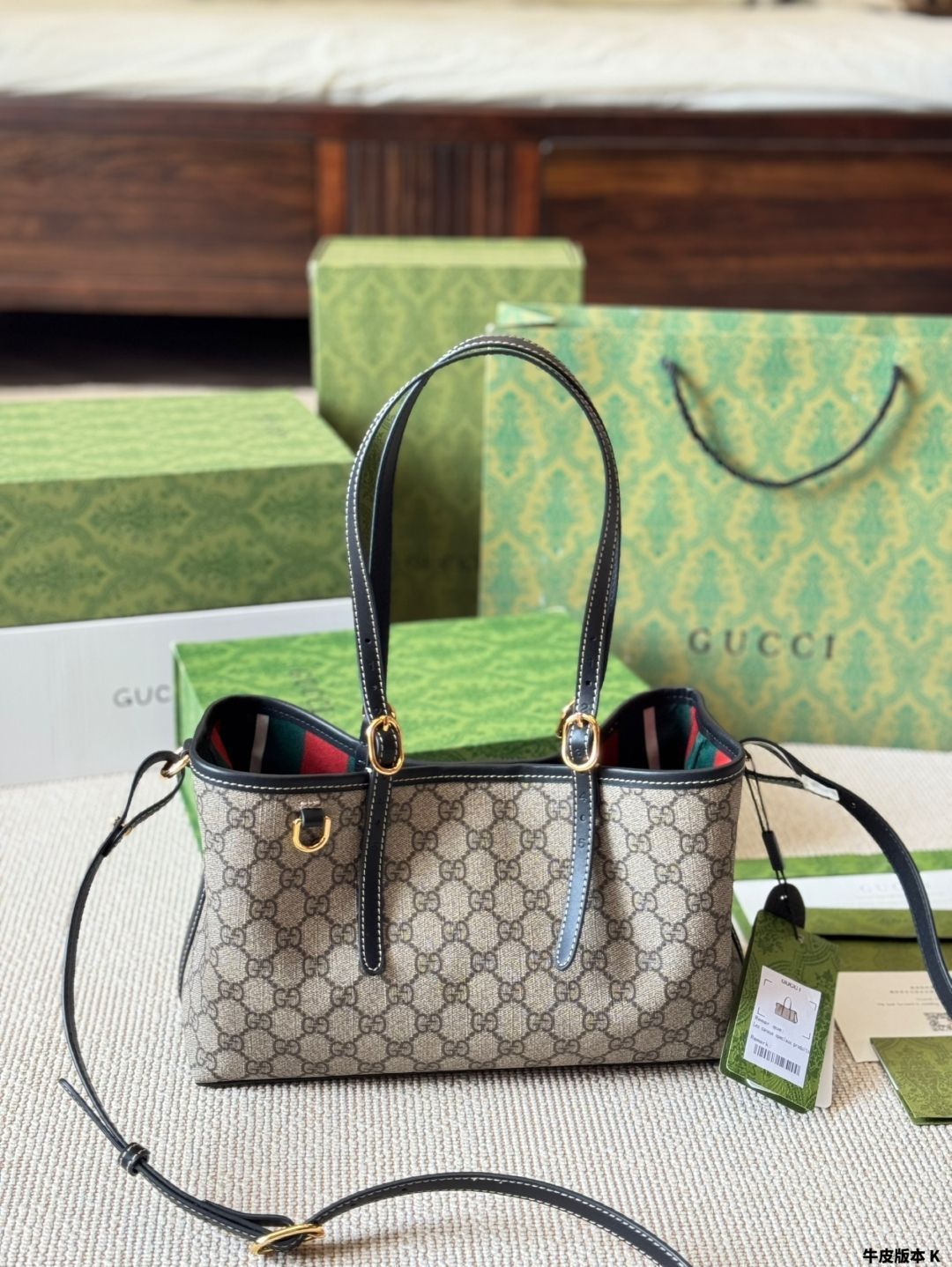 【今日特価】Gucci Emblem ニューアイテム ショッピングバッグ / トートバッグ - GG× ストライプ コンビネーション 【今日特価】Gucci Emblem ニューアイテム ショッピングバッグ / トートバッグ - GG× ストライプ コンビネーション