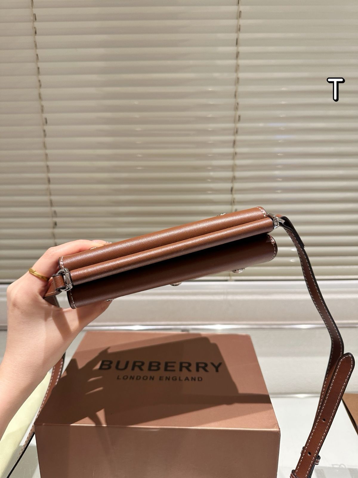 【今日特価】Burberry 斜?バッグ アウトム エディション 【今日特価】Burberry 斜?バッグ アウトム エディション
