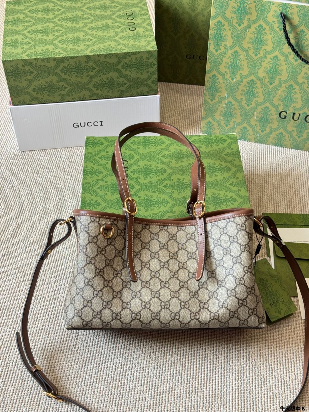 【今日特価】Gucci Emblem ニューアイテム ショッピングバッグ / トートバッグ - GG× ストライプ コンビネーション 【今日特価】Gucci Emblem ニューアイテム ショッピングバッグ / トートバッグ - GG× ストライプ コンビネーション