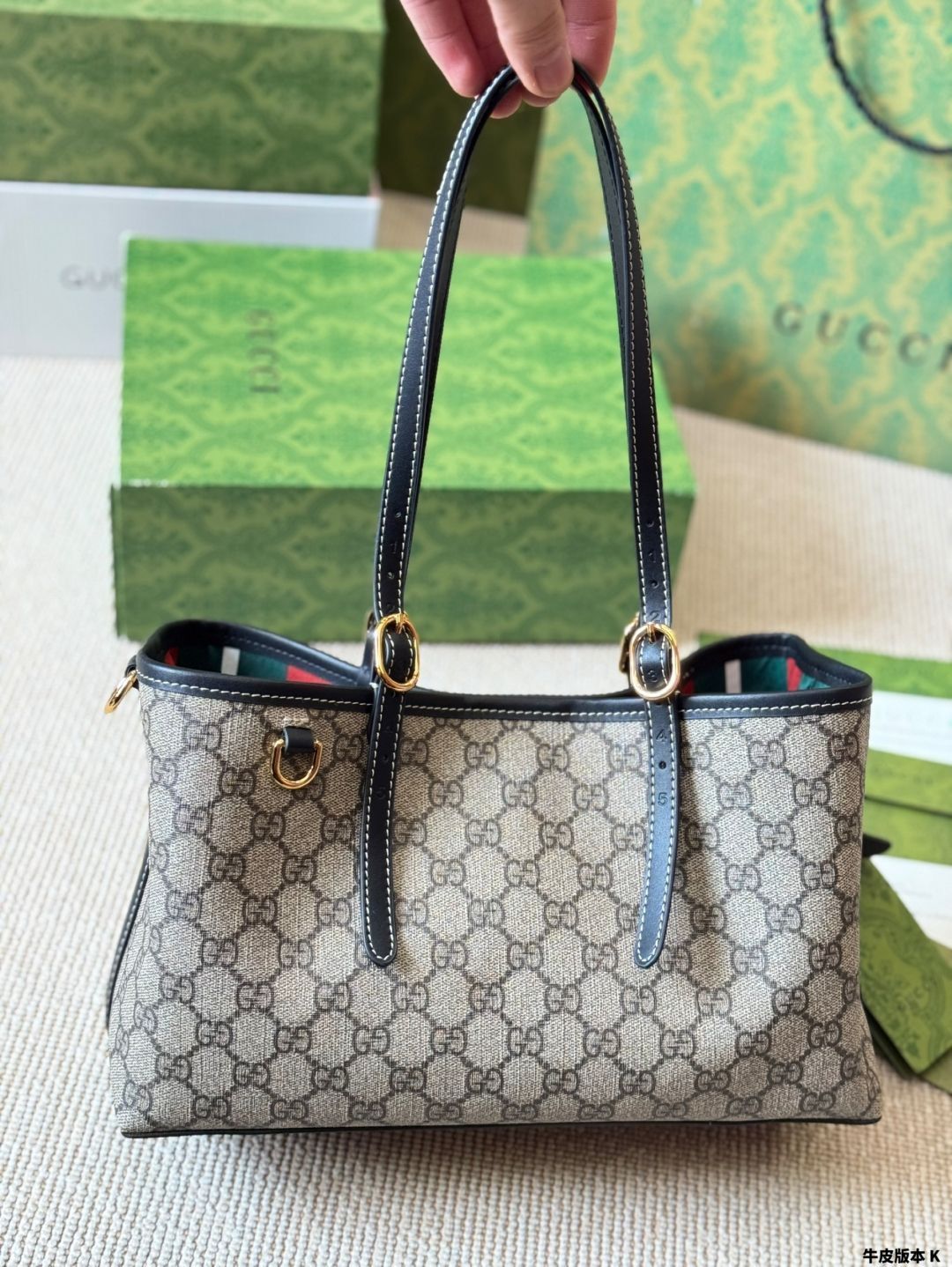 【今日特価】Gucci Emblem ニューアイテム ショッピングバッグ / トートバッグ - GG× ストライプ コンビネーション 【今日特価】Gucci Emblem ニューアイテム ショッピングバッグ / トートバッグ - GG× ストライプ コンビネーション