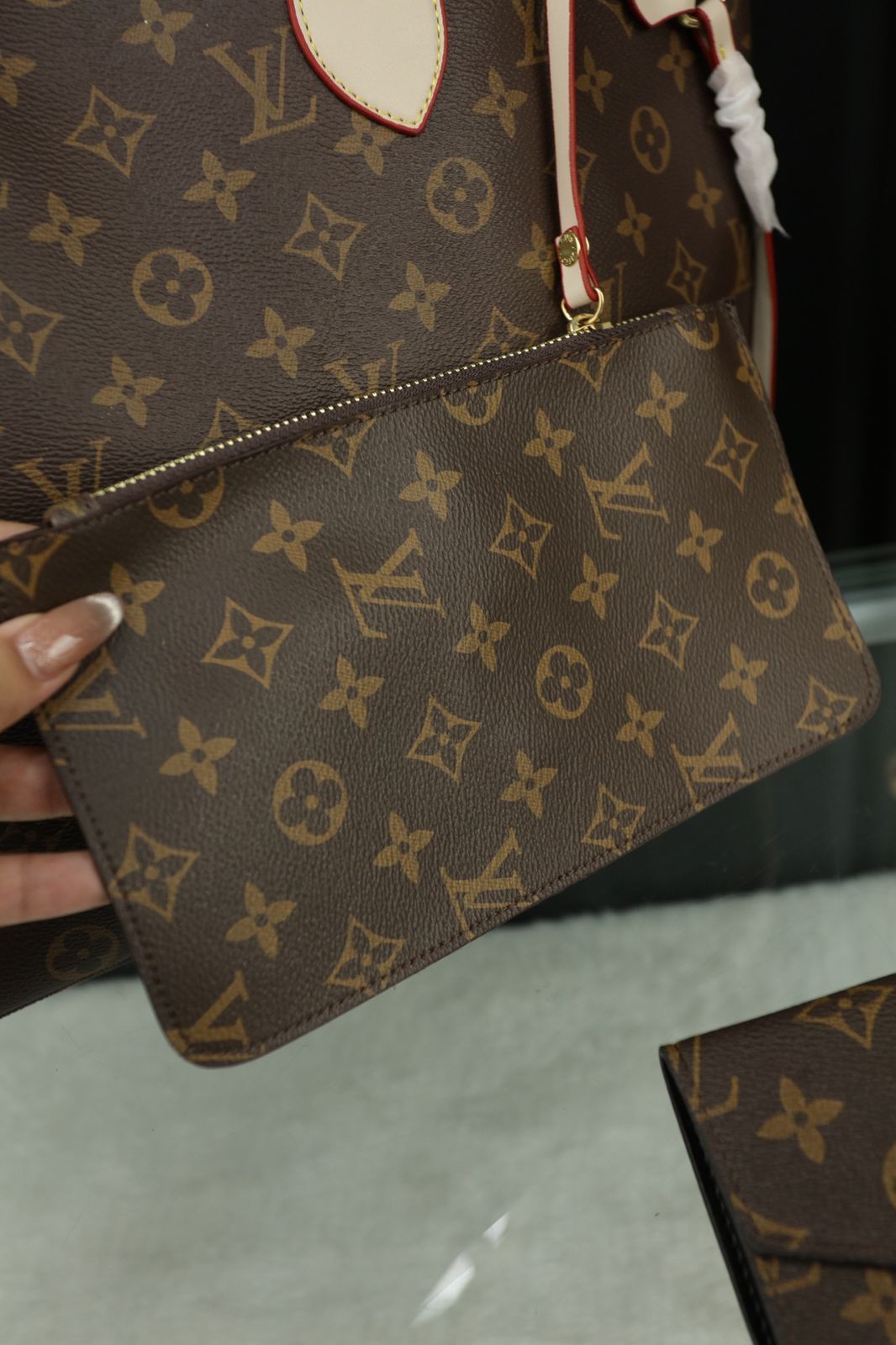 [本日特価] 3点セット LV ショッピングバッグ + ピローバッグ + 財布 万能スタイル！[本日特価|新品未使用品]