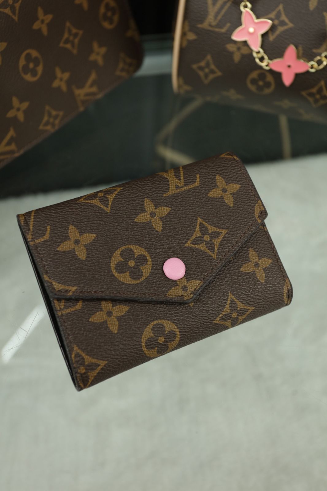 [本日特価] 3点セット LV ショッピングバッグ + ピローバッグ + 財布 万能スタイル！[本日特価|新品未使用品]