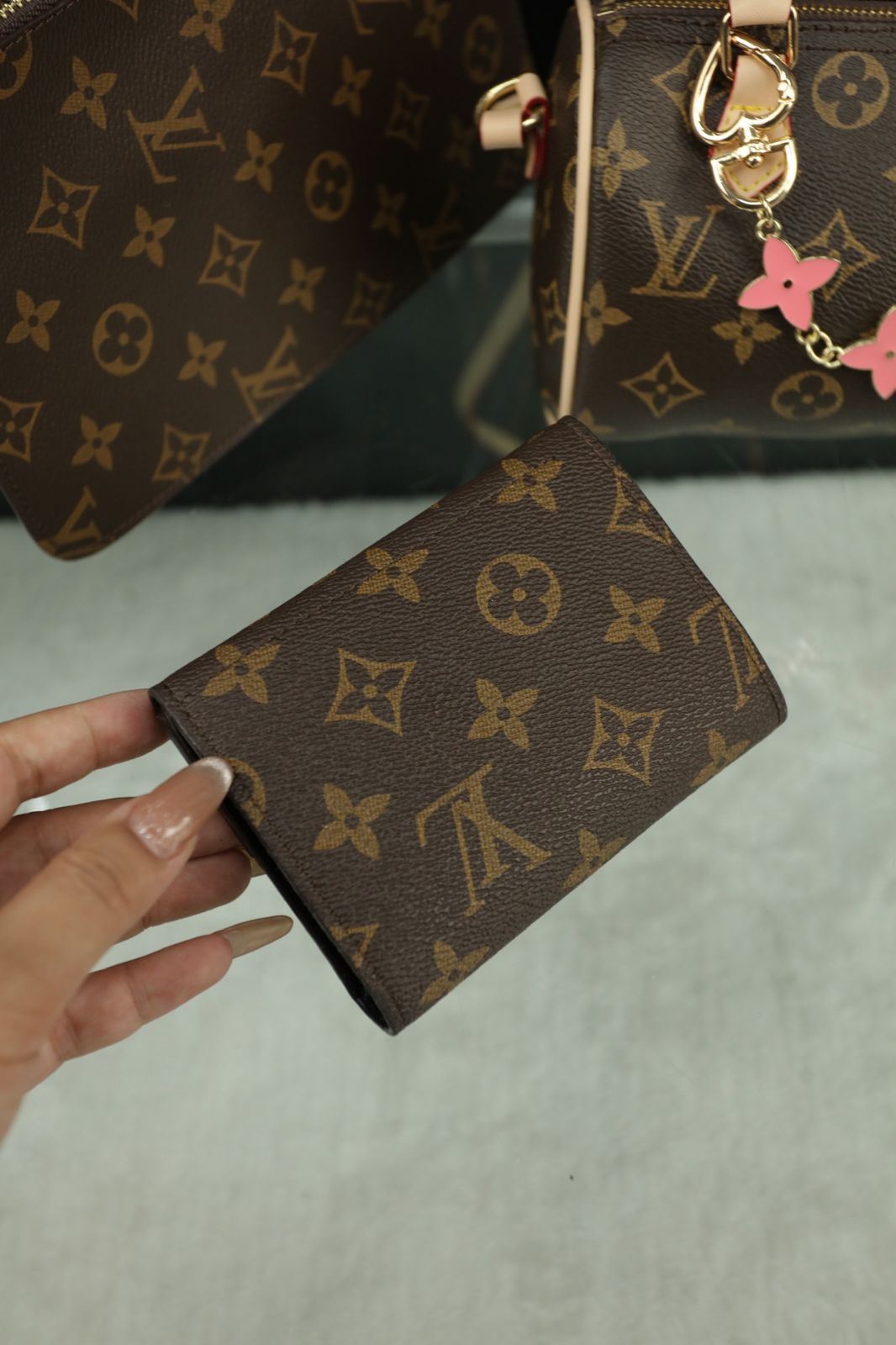 [本日特価] 3点セット LV ショッピングバッグ + ピローバッグ + 財布 万能スタイル！[本日特価|新品未使用品]
