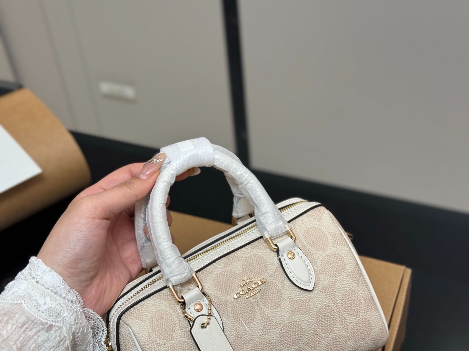 【今日特価】Coach Mini Pillow Bag ミニピローバッグ 新品 【今日特価】Coach Mini Pillow Bag ミニピローバッグ 新品
