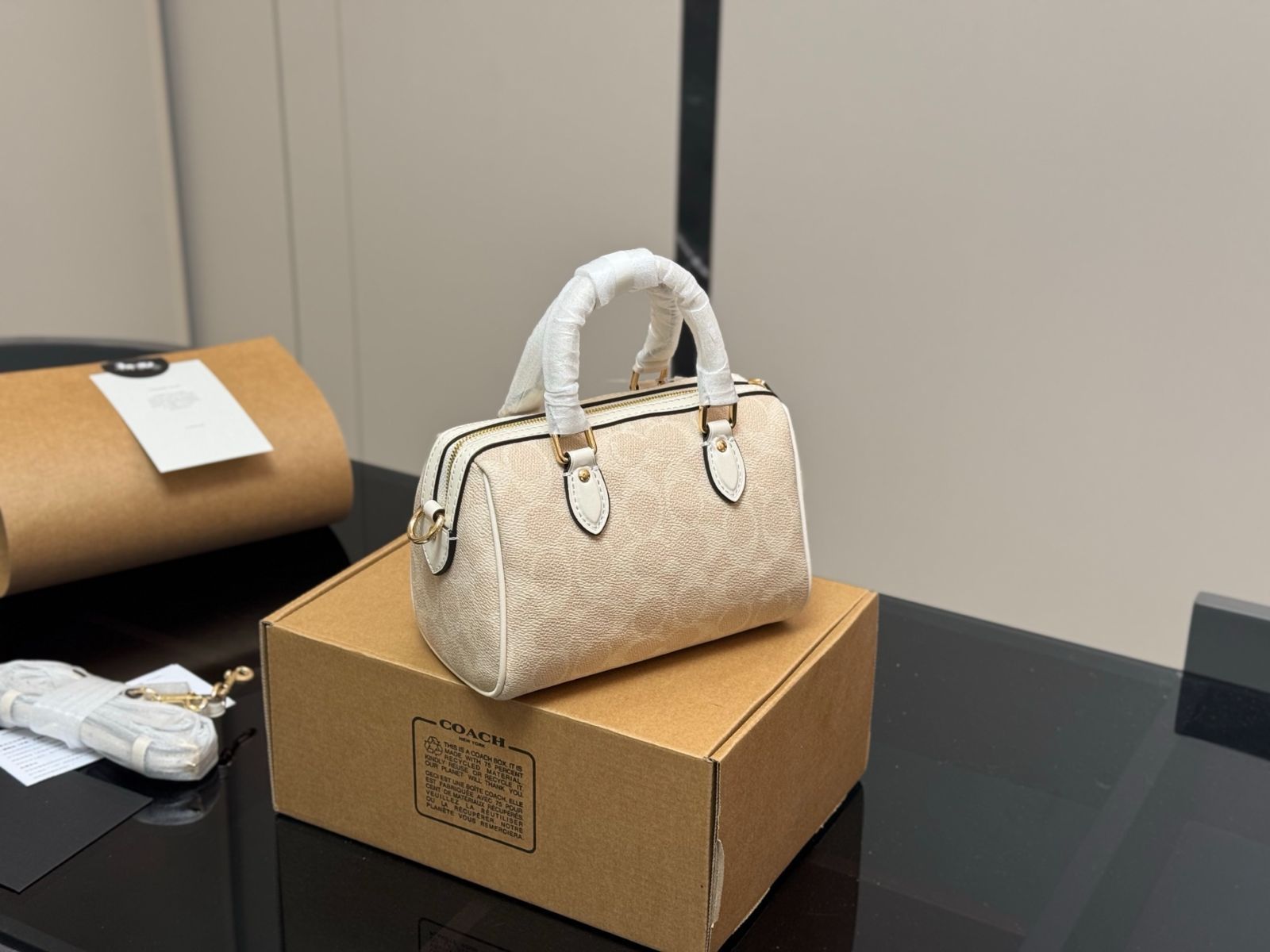 【今日特価】Coach Mini Pillow Bag ミニピローバッグ 新品 【今日特価】Coach Mini Pillow Bag ミニピローバッグ 新品