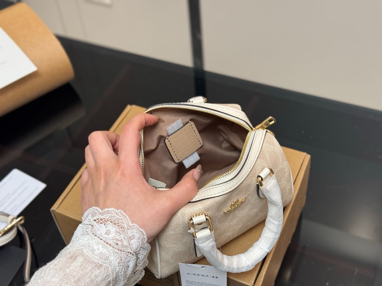 【今日特価】Coach Mini Pillow Bag ミニピローバッグ 新品 【今日特価】Coach Mini Pillow Bag ミニピローバッグ 新品