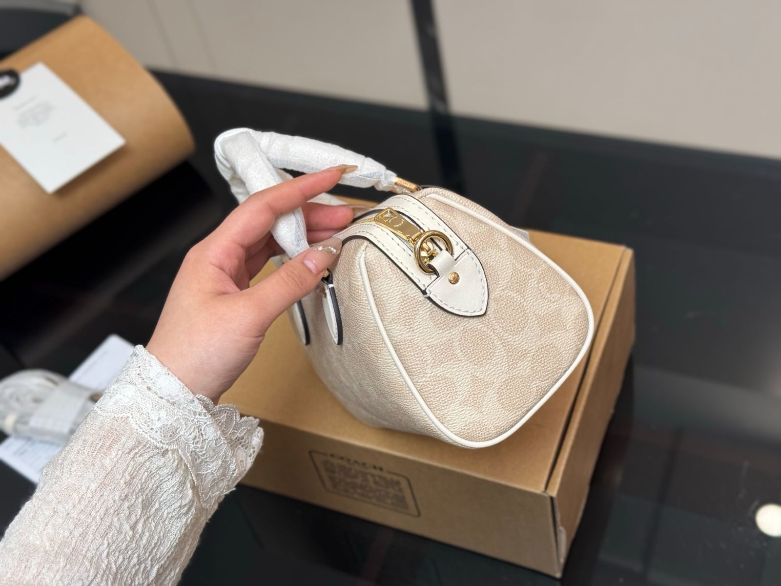 【今日特価】Coach Mini Pillow Bag ミニピローバッグ 新品 【今日特価】Coach Mini Pillow Bag ミニピローバッグ 新品