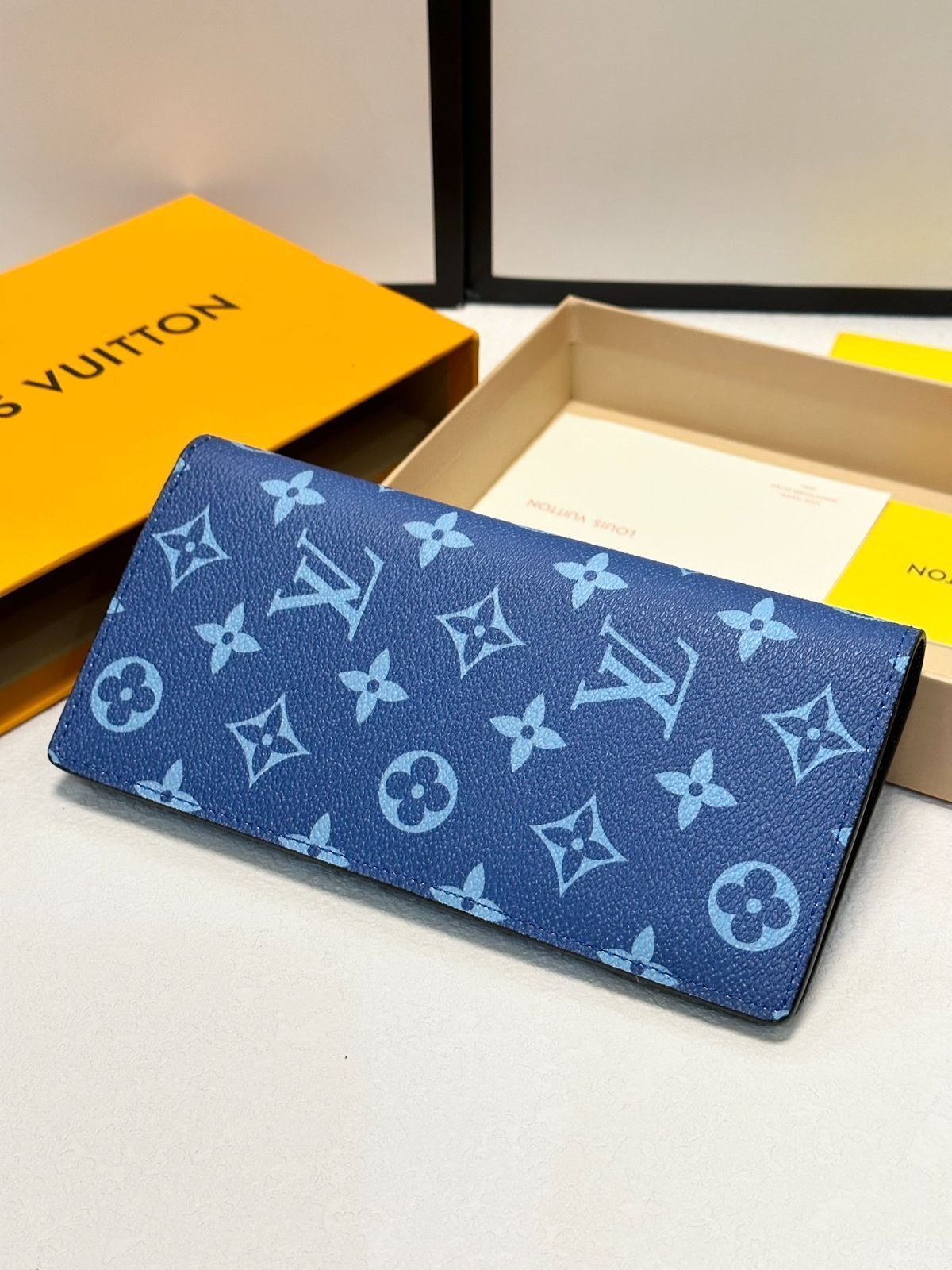 Louis Vuittonルイヴィトン、財布、クレジットカードスロットに紙幣と手形を保管し、現金を保管できるステープル付き仕切り、ブルーカレー[本日特価|新品未使用品]