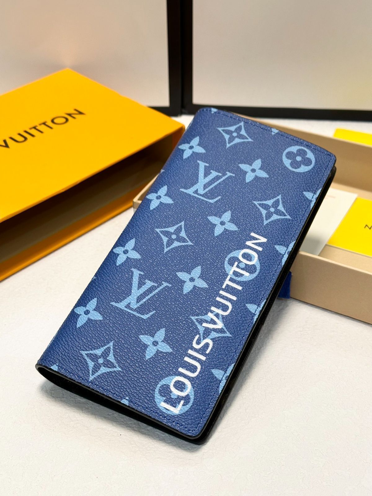 Louis Vuittonルイヴィトン、財布、クレジットカードスロットに紙幣と手形を保管し、現金を保管できるステープル付き仕切り、ブルーカレー[本日特価|新品未使用品]