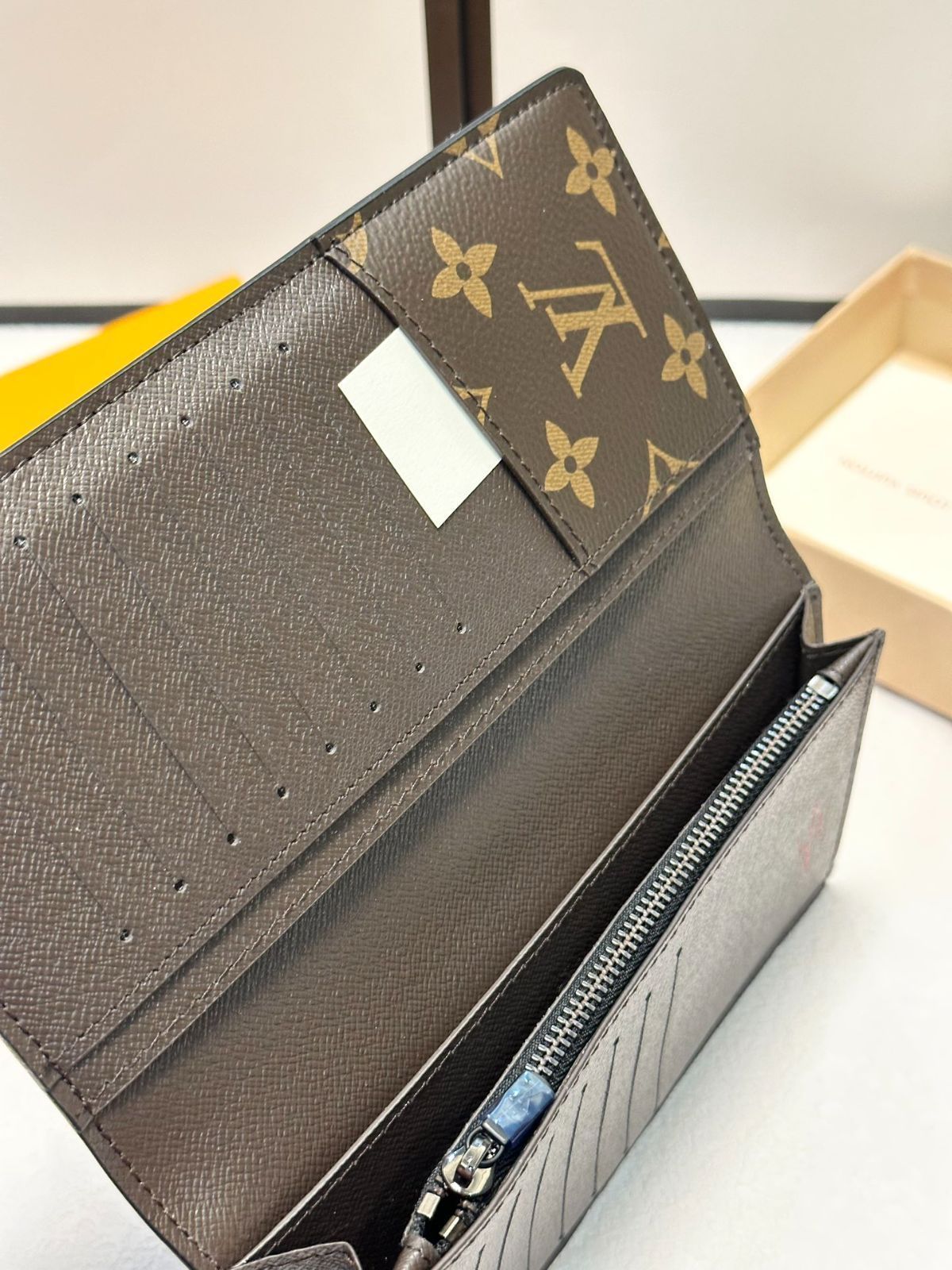 Louis Vuittonルイヴィトン、財布、クレジットカードスロットに紙幣と手形を保管し、現金を保管できるステープル付き仕切り、ブルーカレー[本日特価|新品未使用品]