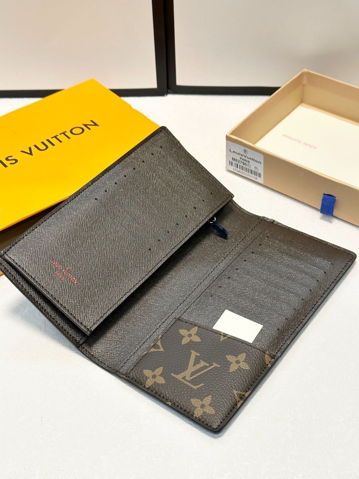 Louis Vuittonルイヴィトン、財布、クレジットカードスロットに紙幣と手形を保管し、現金を保管できるステープル付き仕切り、ブルーカレー[本日特価|新品未使用品]