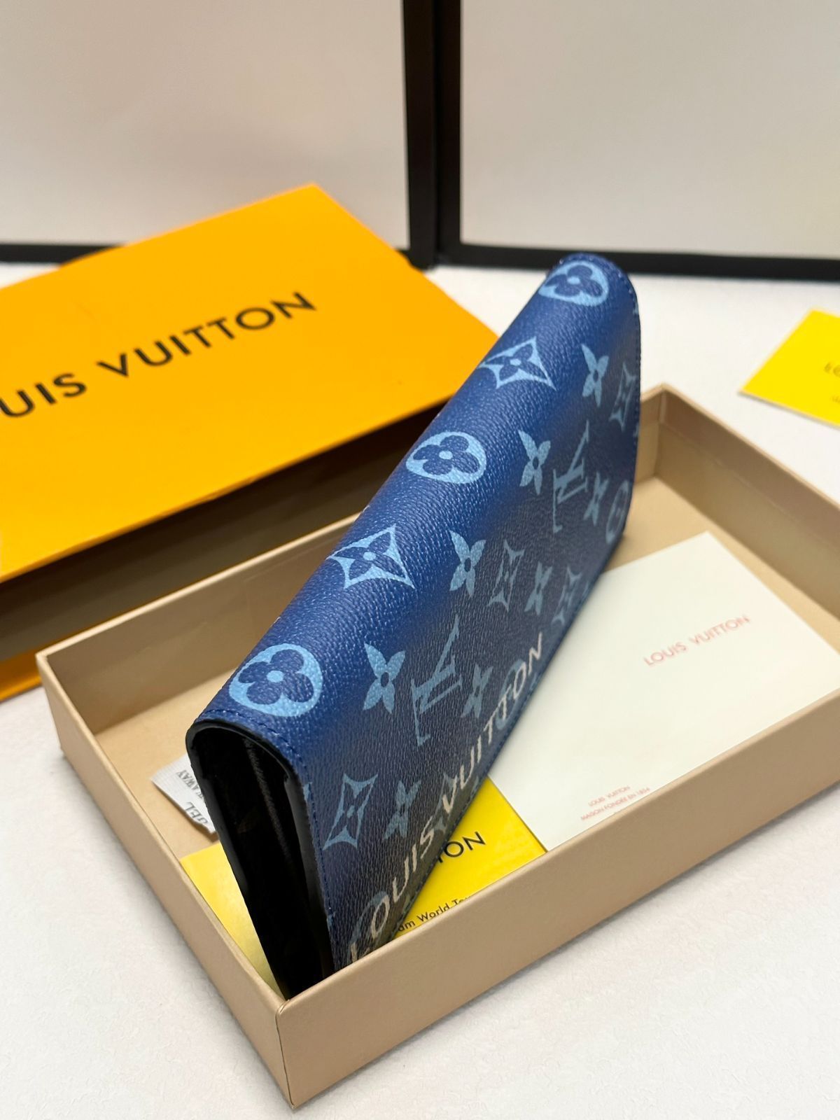 Louis Vuittonルイヴィトン、財布、クレジットカードスロットに紙幣と手形を保管し、現金を保管できるステープル付き仕切り、ブルーカレー[本日特価|新品未使用品]