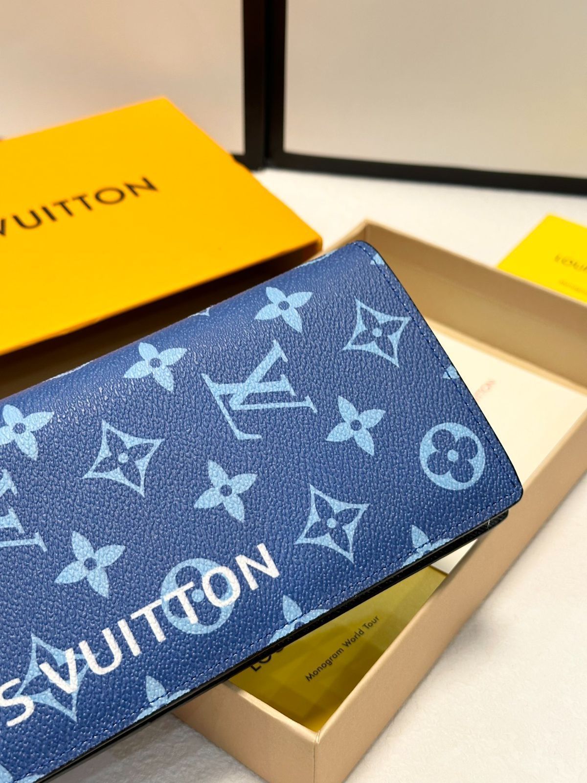 Louis Vuittonルイヴィトン、財布、クレジットカードスロットに紙幣と手形を保管し、現金を保管できるステープル付き仕切り、ブルーカレー[本日特価|新品未使用品]