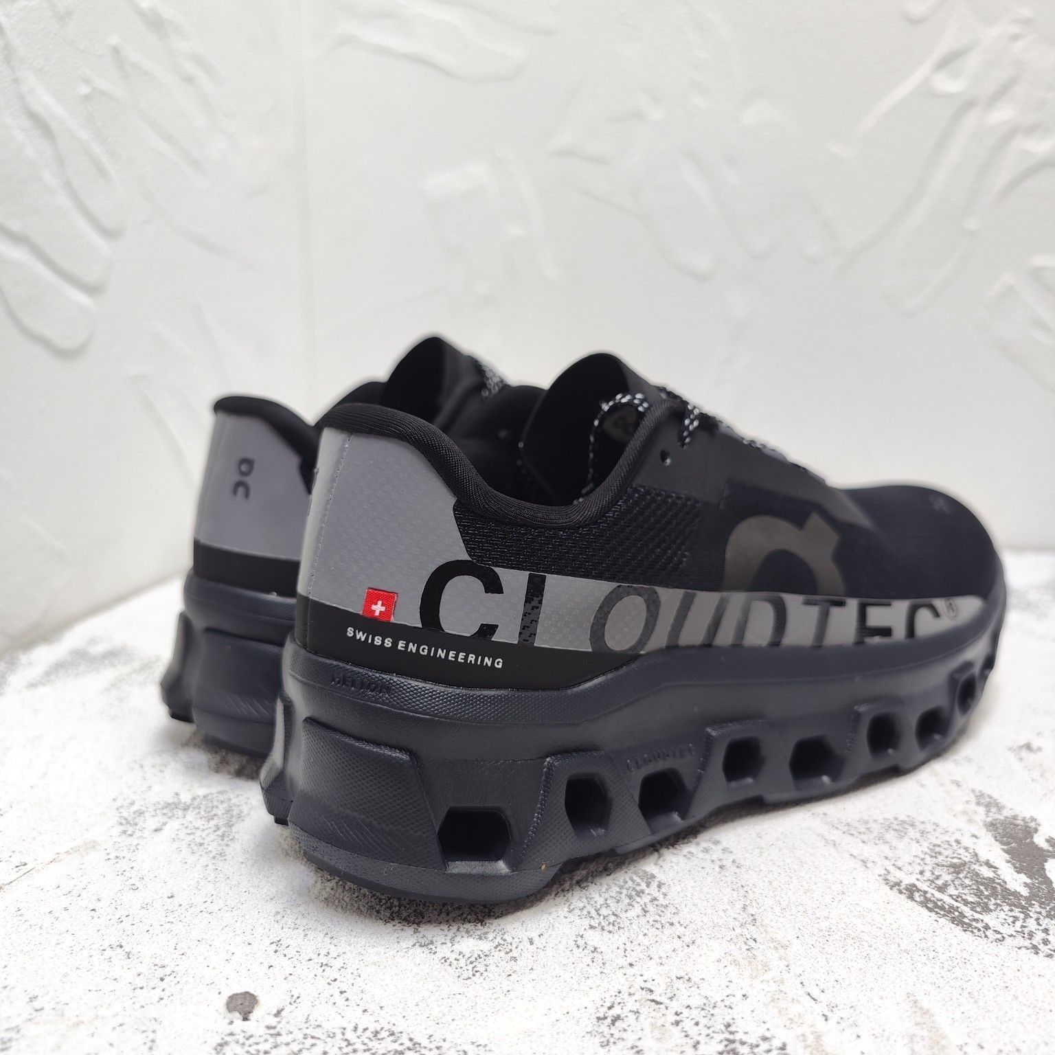 On Cloudmonster ジョギング スポーツ トレーニング ランニングシューズ メンズ レディー スニーカー タウンユース 新品 未使用　ブラック　2色