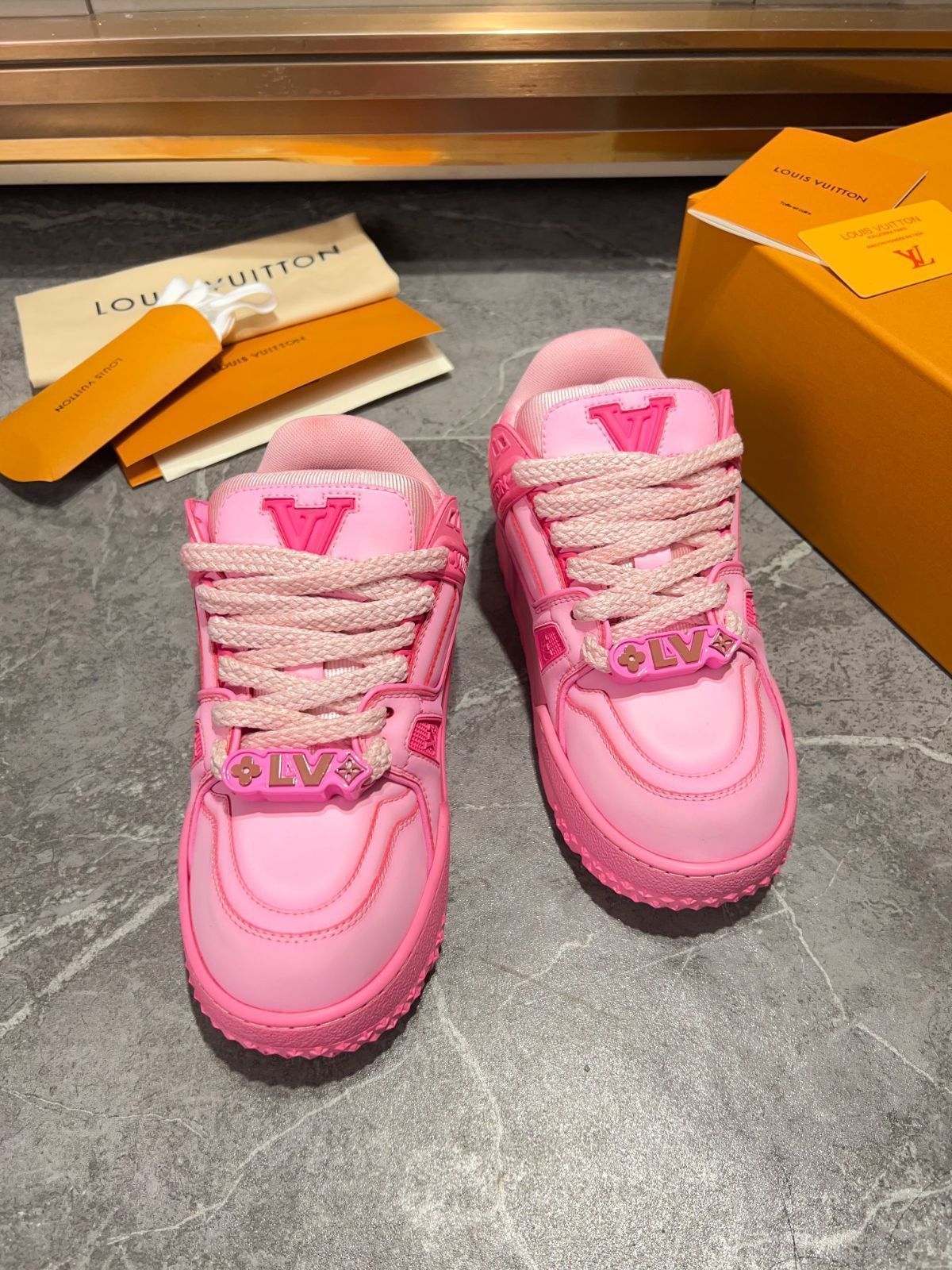 Louis Vuitton trainer 女性のロートップファッショナブルなカジュアルシューズ
