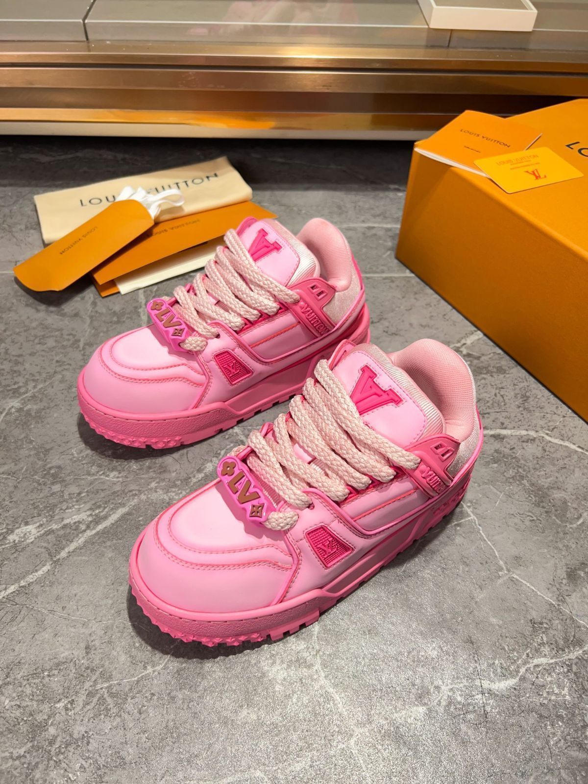 Louis Vuitton trainer 女性のロートップファッショナブルなカジュアルシューズ
