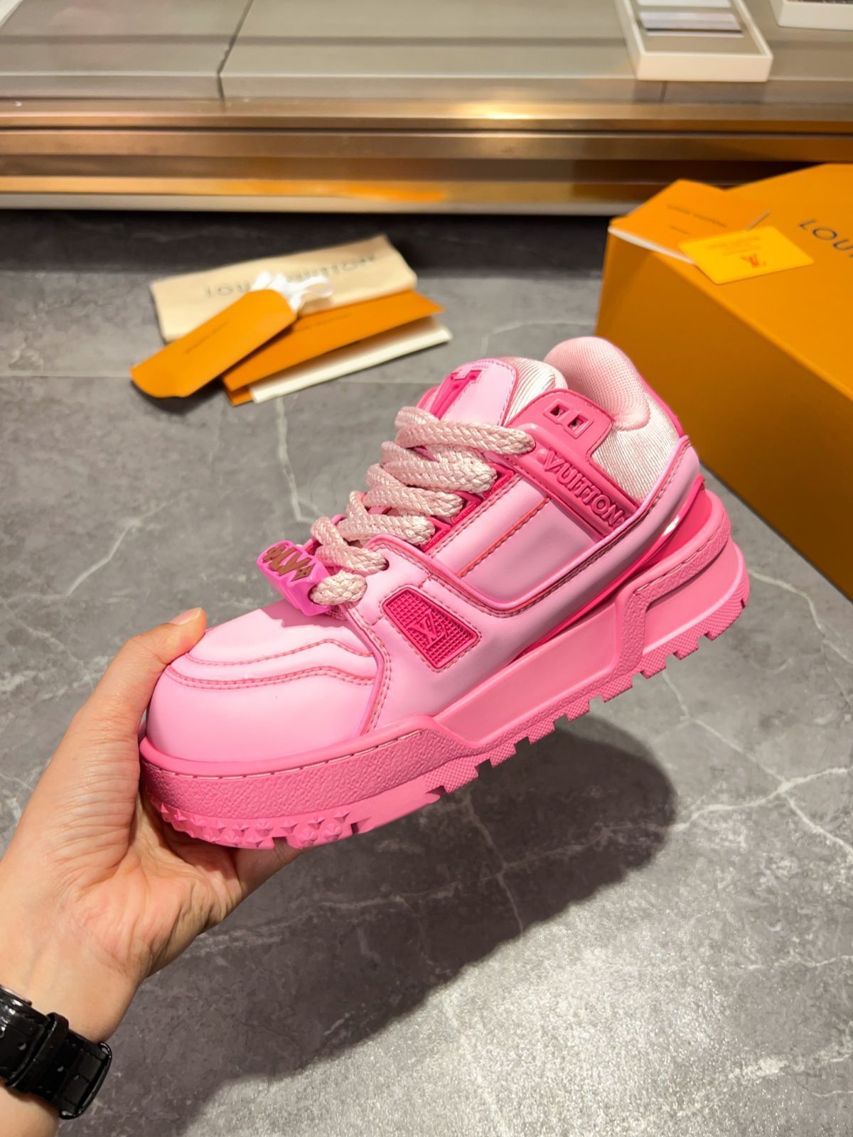 Louis Vuitton trainer 女性のロートップファッショナブルなカジュアルシューズ