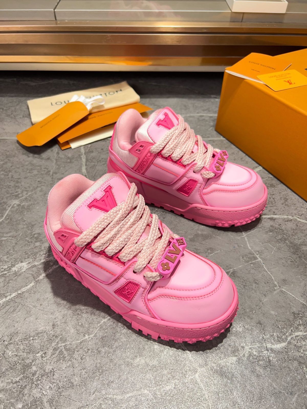 Louis Vuitton trainer 女性のロートップファッショナブルなカジュアルシューズ