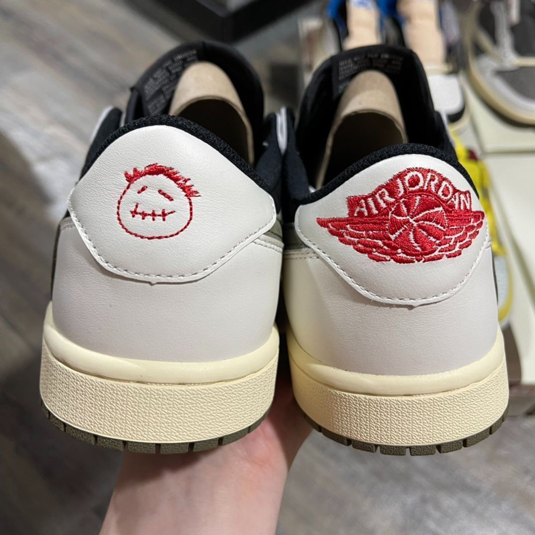 トラヴィススコット × ナイキ ウィメンズ エアジョーダン1 ロー OG ミディアム オリーブ