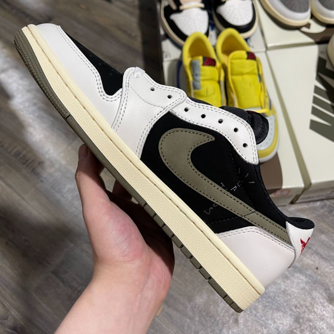 トラヴィススコット × ナイキ ウィメンズ エアジョーダン1 ロー OG ミディアム オリーブ