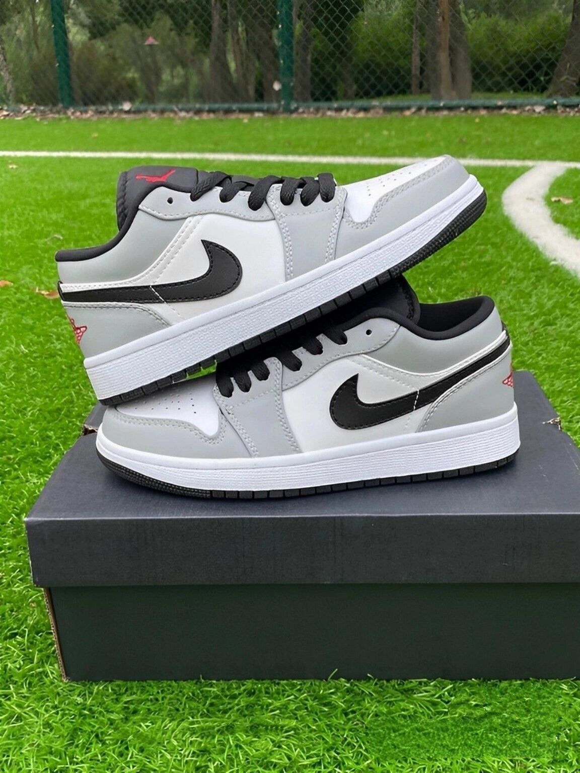お値下げしました??即購入新品箱付?? NIKE AIR JORDAN 1 LOW 553558-030 ナイキ スニーカー ジョーダン