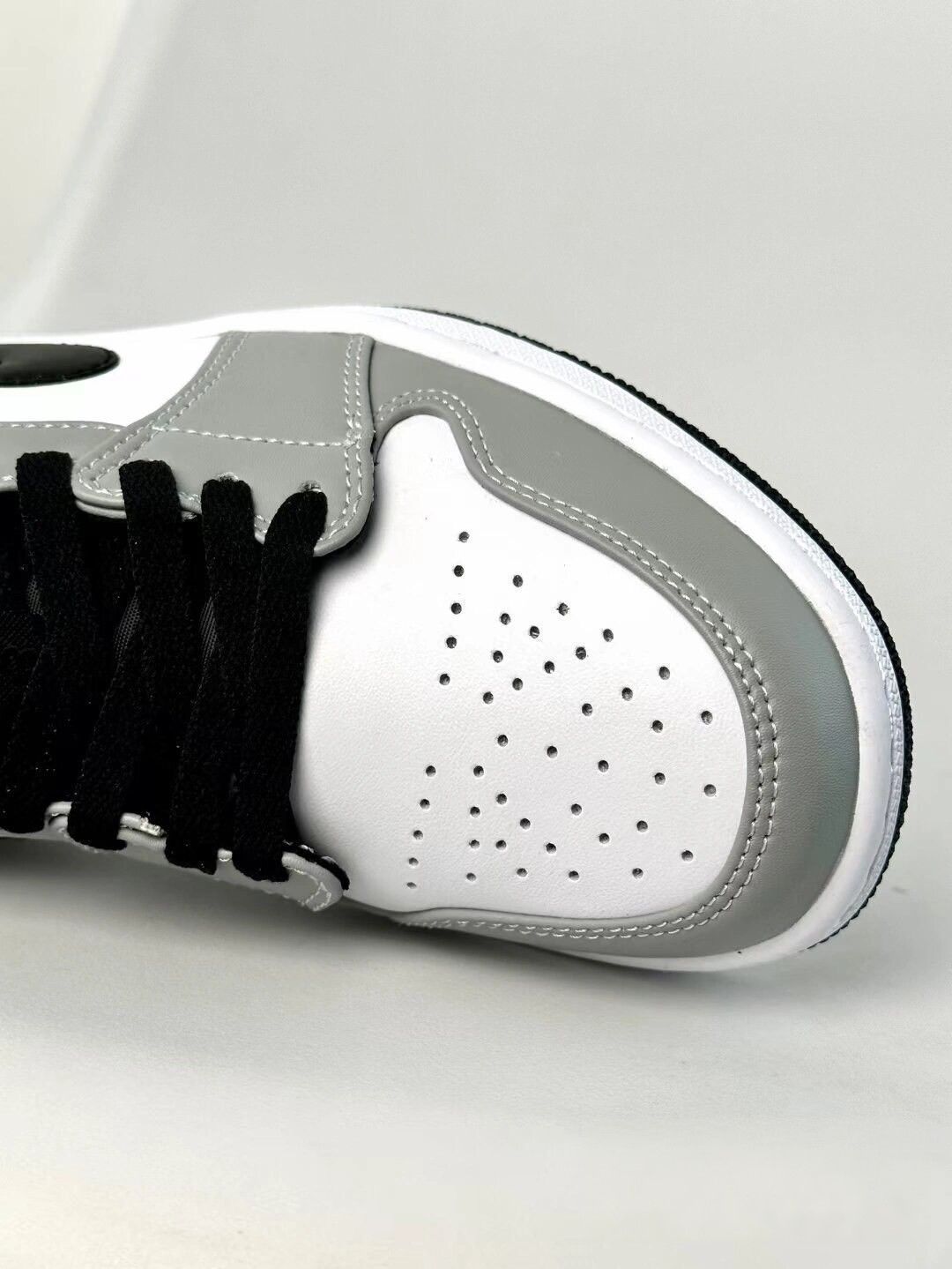 お値下げしました??即購入新品箱付?? NIKE AIR JORDAN 1 LOW 553558-030 ナイキ スニーカー ジョーダン