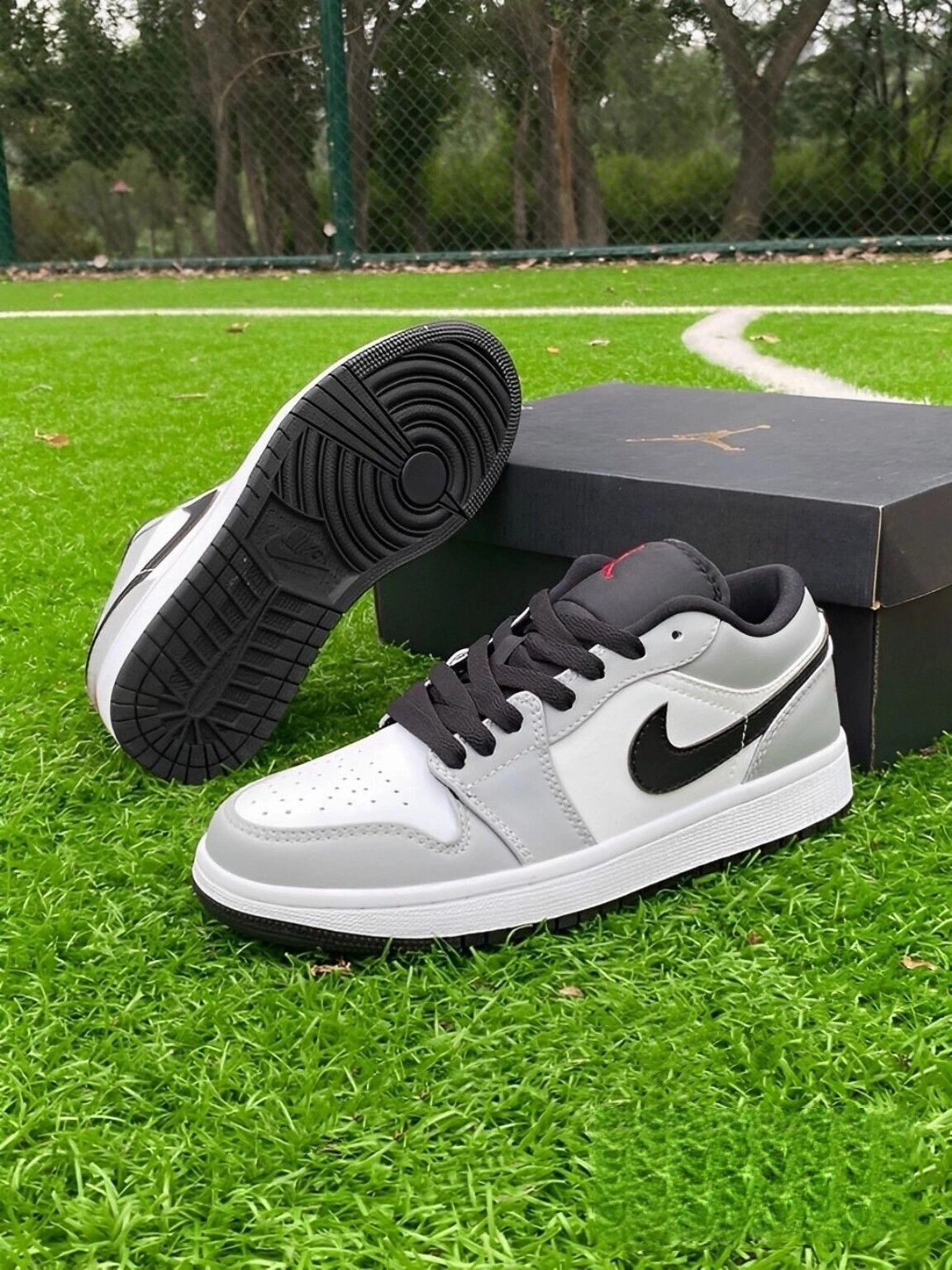 お値下げしました??即購入新品箱付?? NIKE AIR JORDAN 1 LOW 553558-030 ナイキ スニーカー ジョーダン
