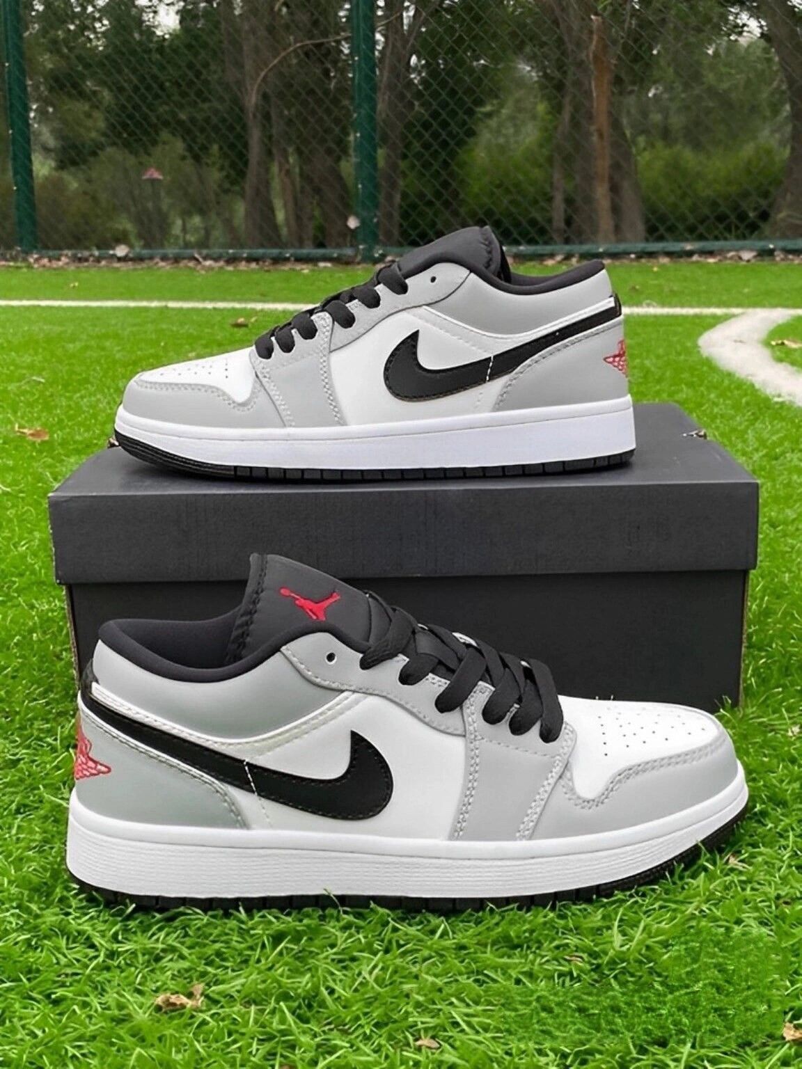 お値下げしました??即購入新品箱付?? NIKE AIR JORDAN 1 LOW 553558-030 ナイキ スニーカー ジョーダン