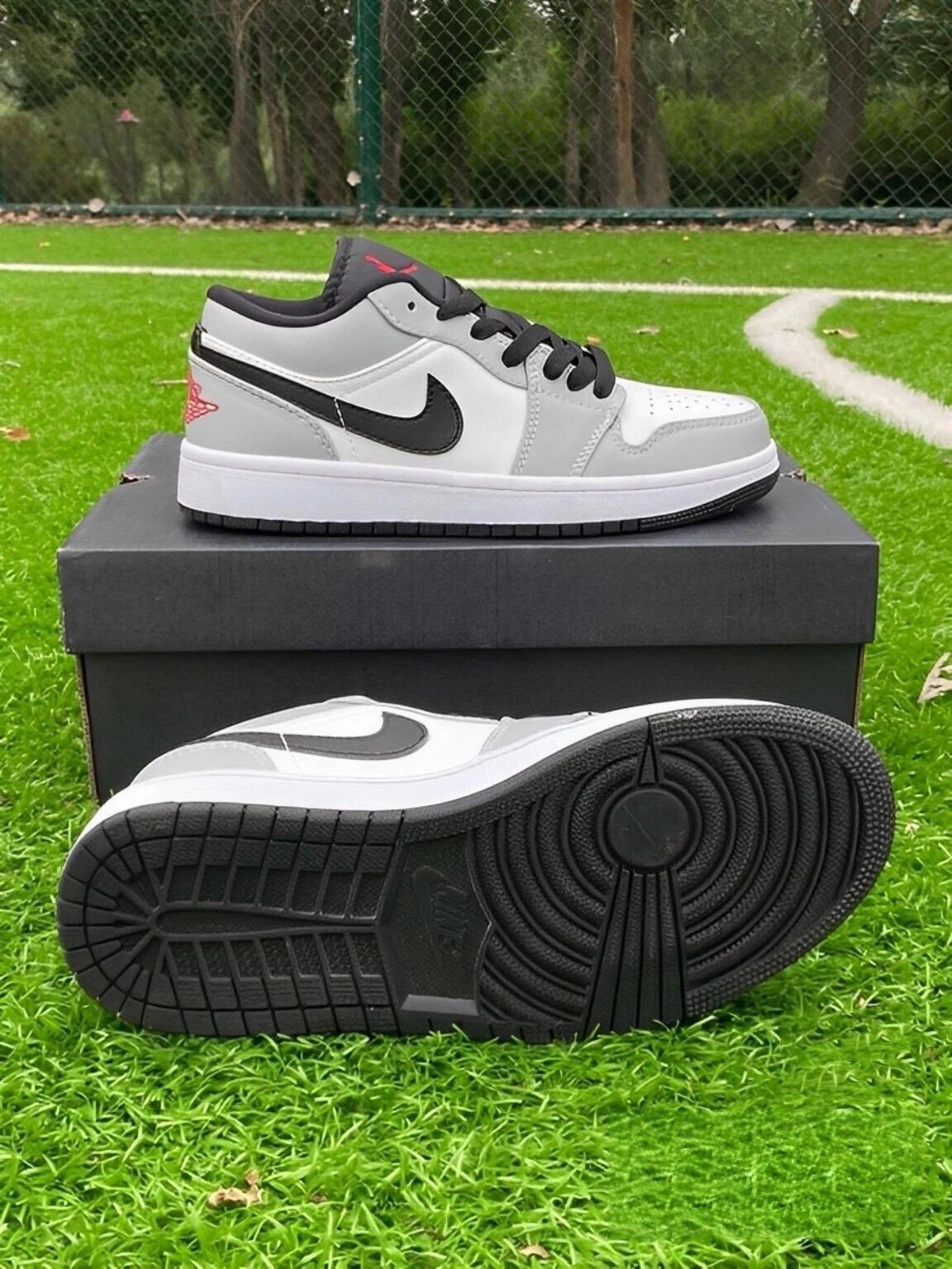 お値下げしました??即購入新品箱付?? NIKE AIR JORDAN 1 LOW 553558-030 ナイキ スニーカー ジョーダン