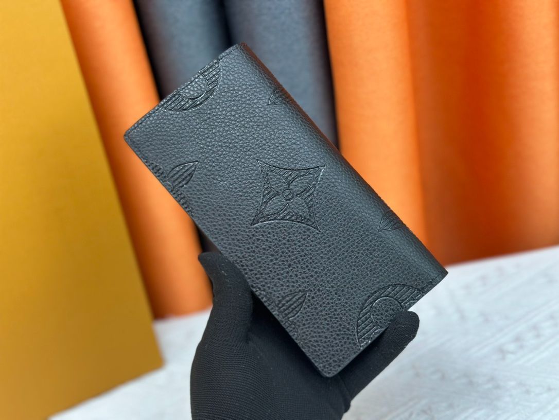 LVルイ・ヴィトン／財布／エンボスでアルファベットと大胆なフロントを織り交ぜて刻み込む。コインやカード、紙幣などの持ち物を収納できるおしゃれなメンズアイテム[本日特価|新品未使用品]